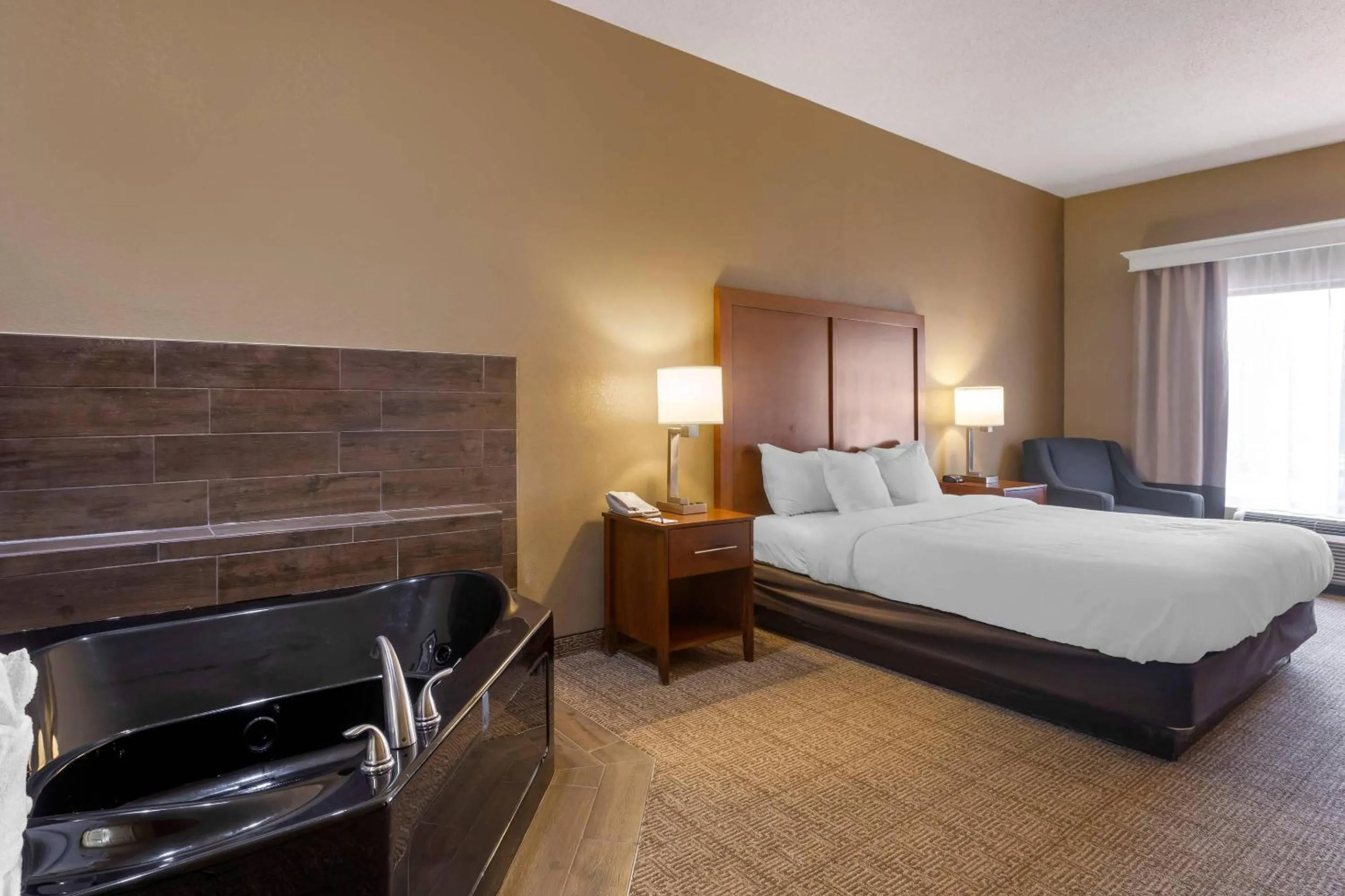 Bedroom, Bed in Comfort Inn & Suites Peachtree Corners - Norcross