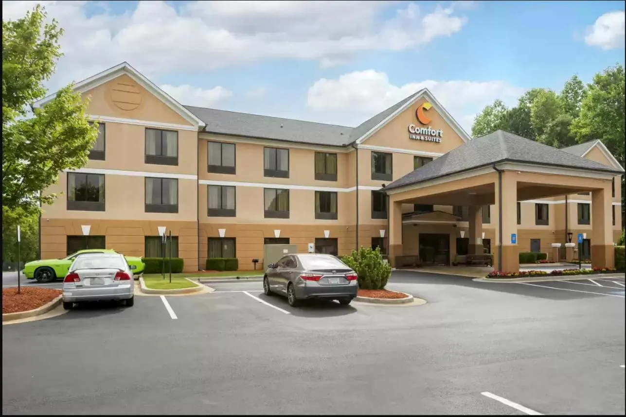 Parking in Comfort Inn & Suites Peachtree Corners
