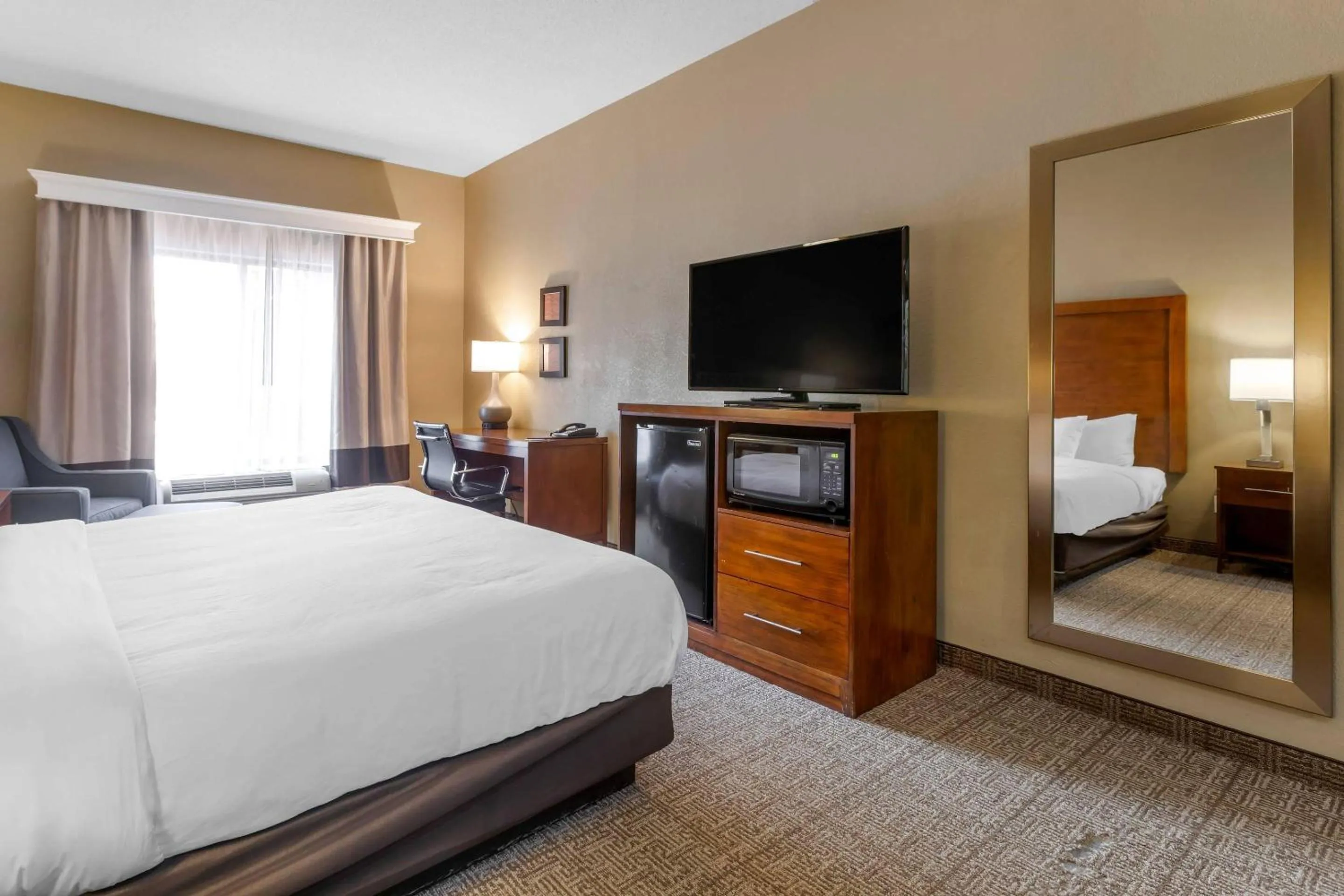Bedroom, Bed in Comfort Inn & Suites Peachtree Corners - Norcross
