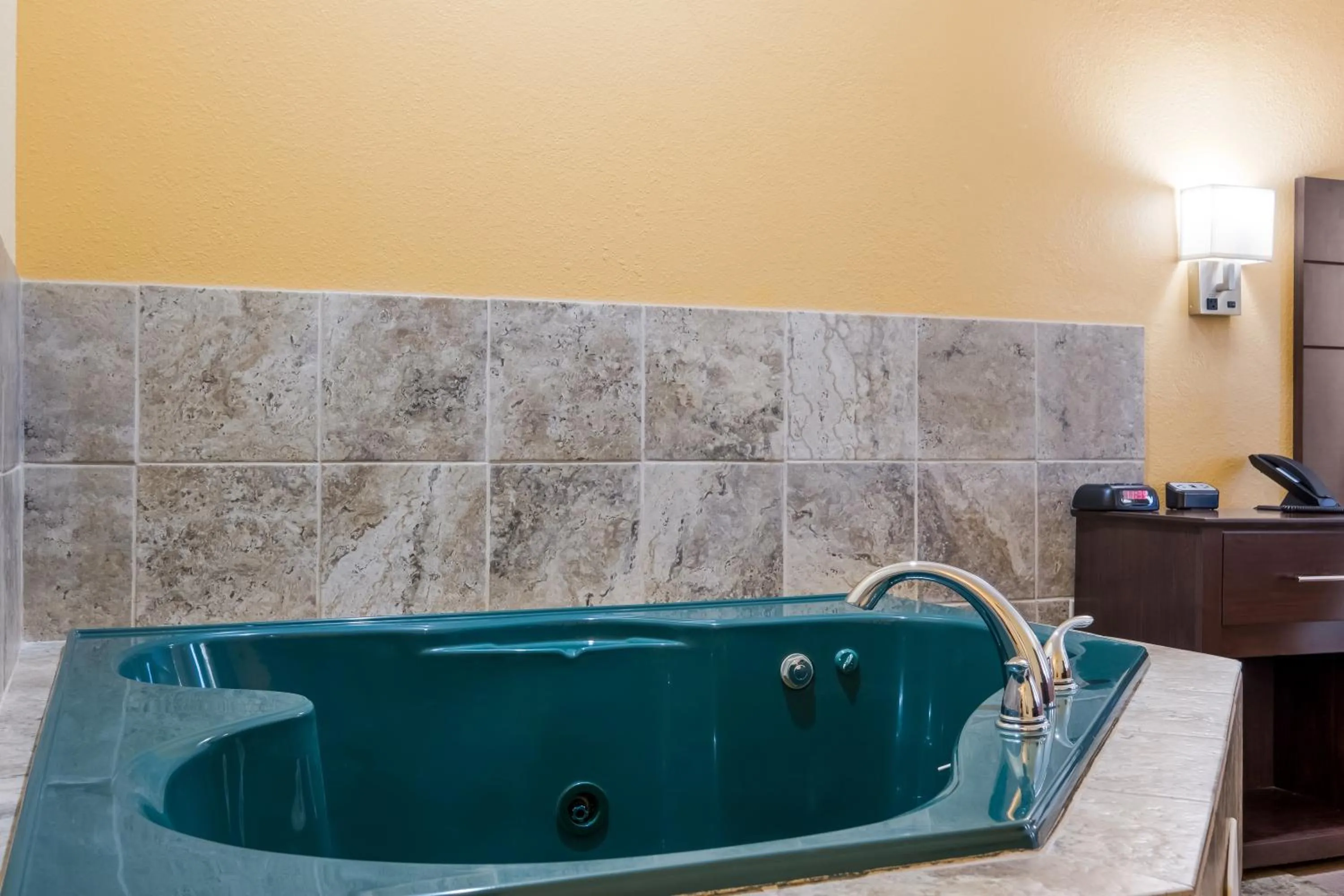 Hot Tub in Quality Inn Jefferson at I-85