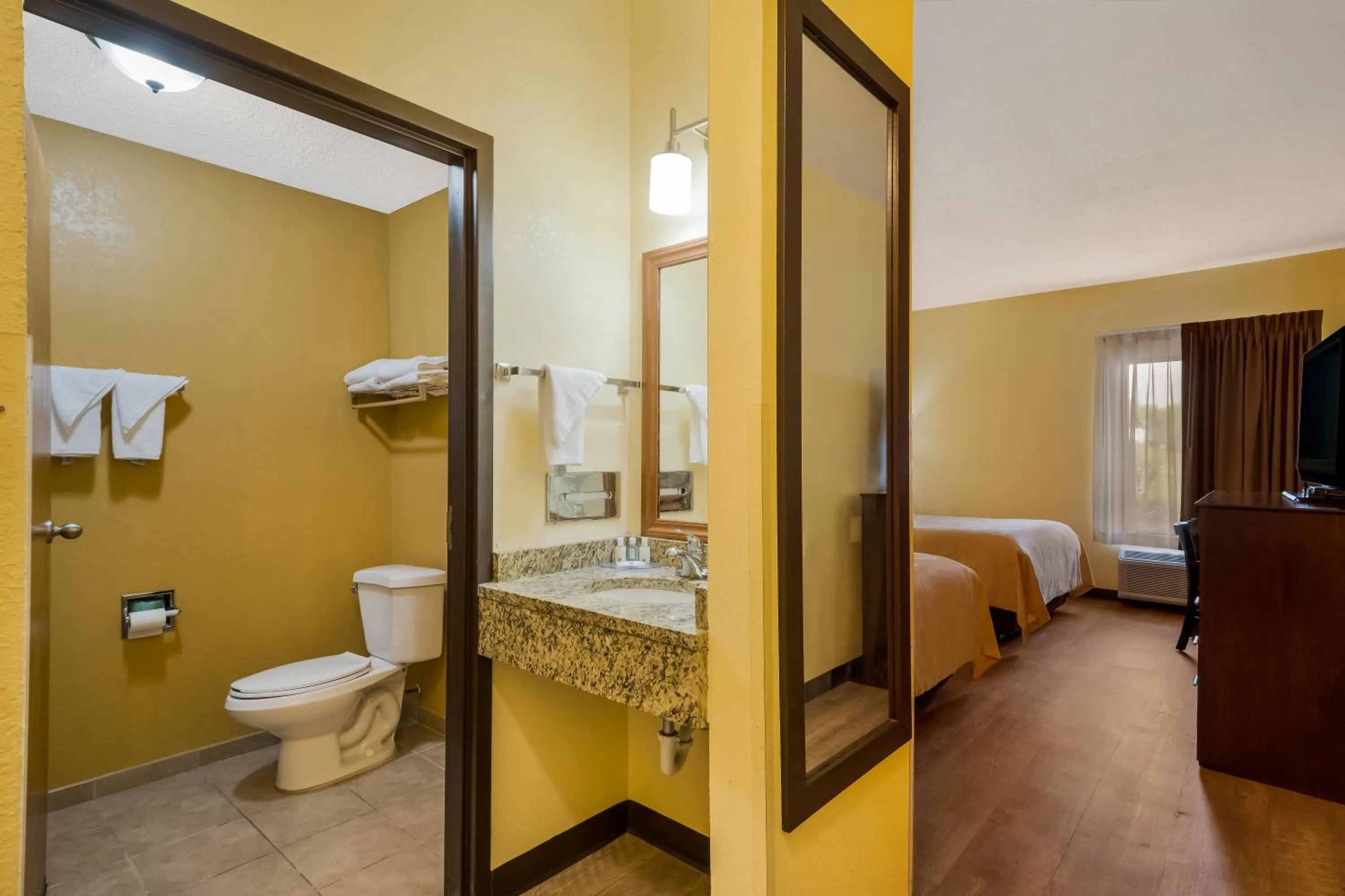 Bathroom, Bed in Quality Inn Jefferson at I-85