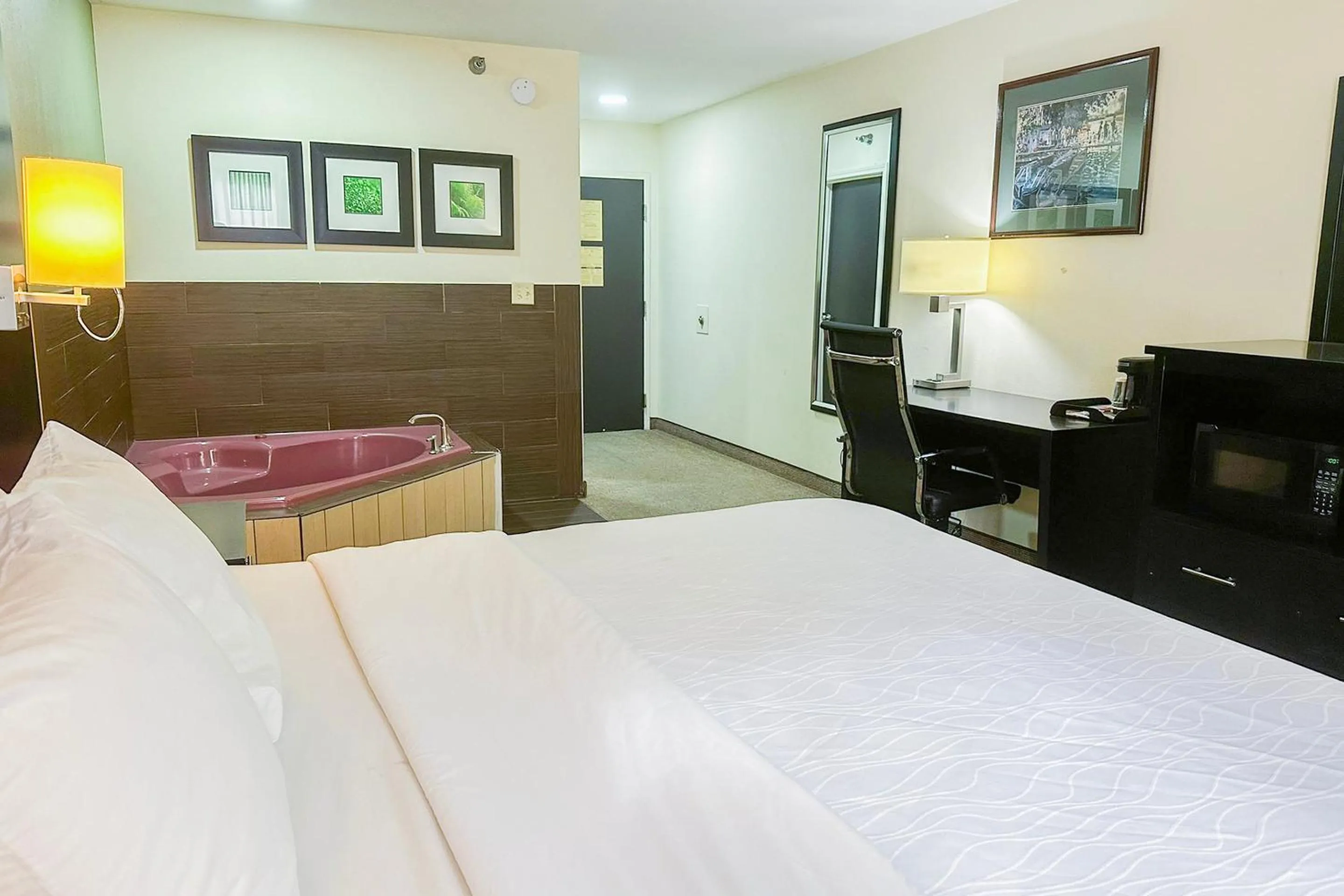 Bedroom, Bed in OYO Hotel Rome West GA