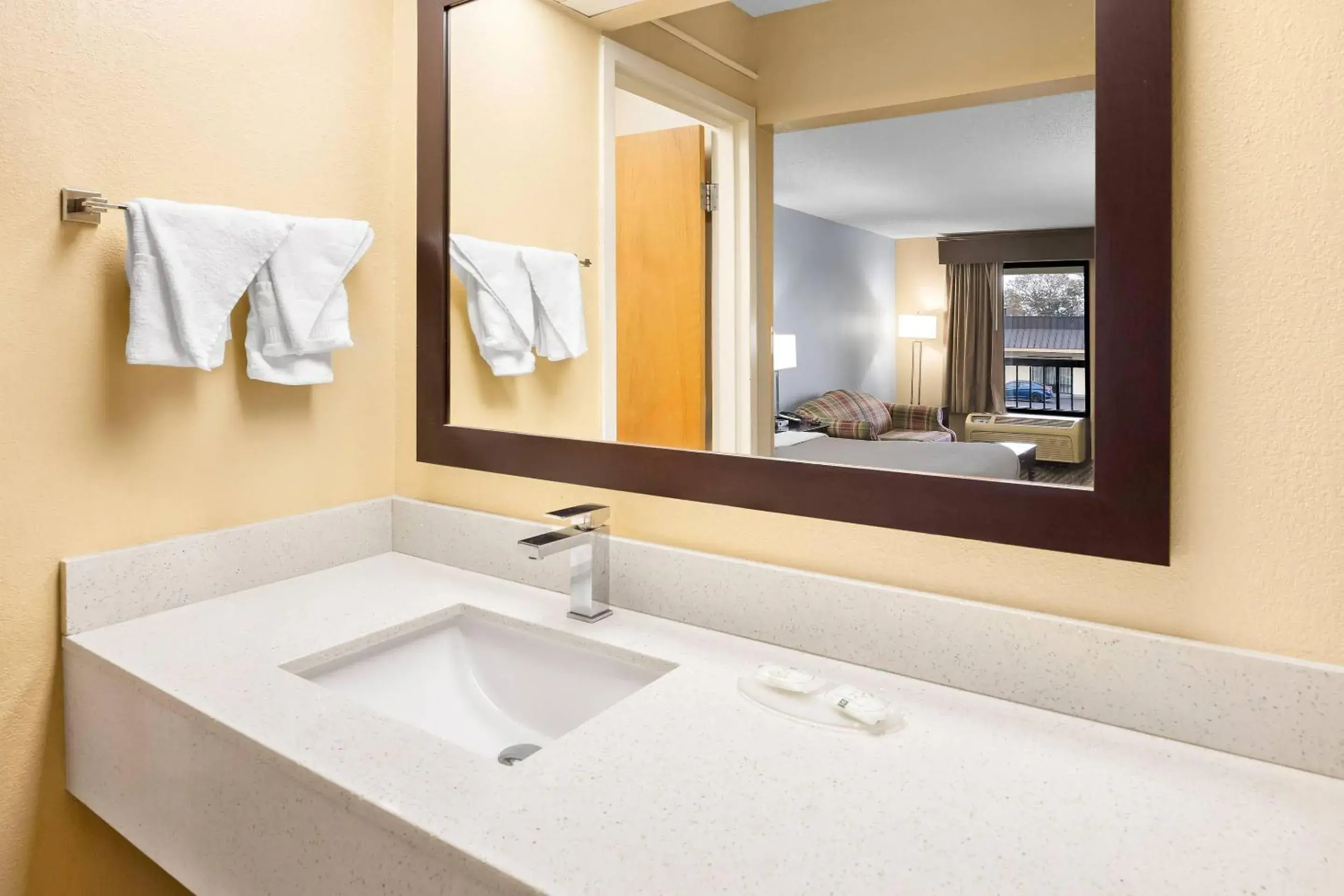 Bedroom in Quality Inn Perry - National Fairgrounds Area Bedroom in Quality Inn Perry - National Fairgrounds Area