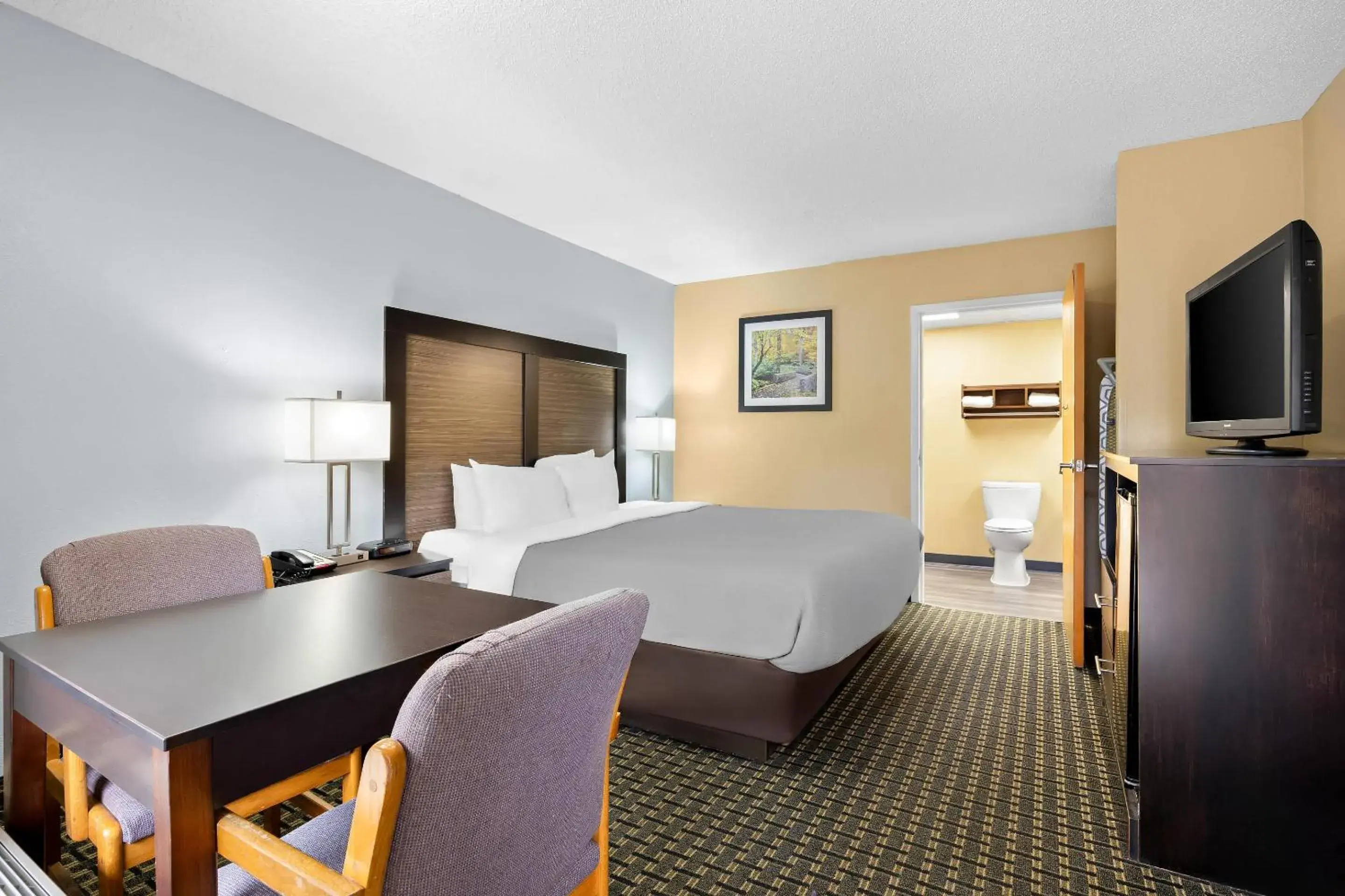 King Room - Accessible/Non-Smoking in Quality Inn Perry - National Fairgrounds Area King Room - Accessible/Non-Smoking in Quality Inn Perry - National Fairgrounds Area