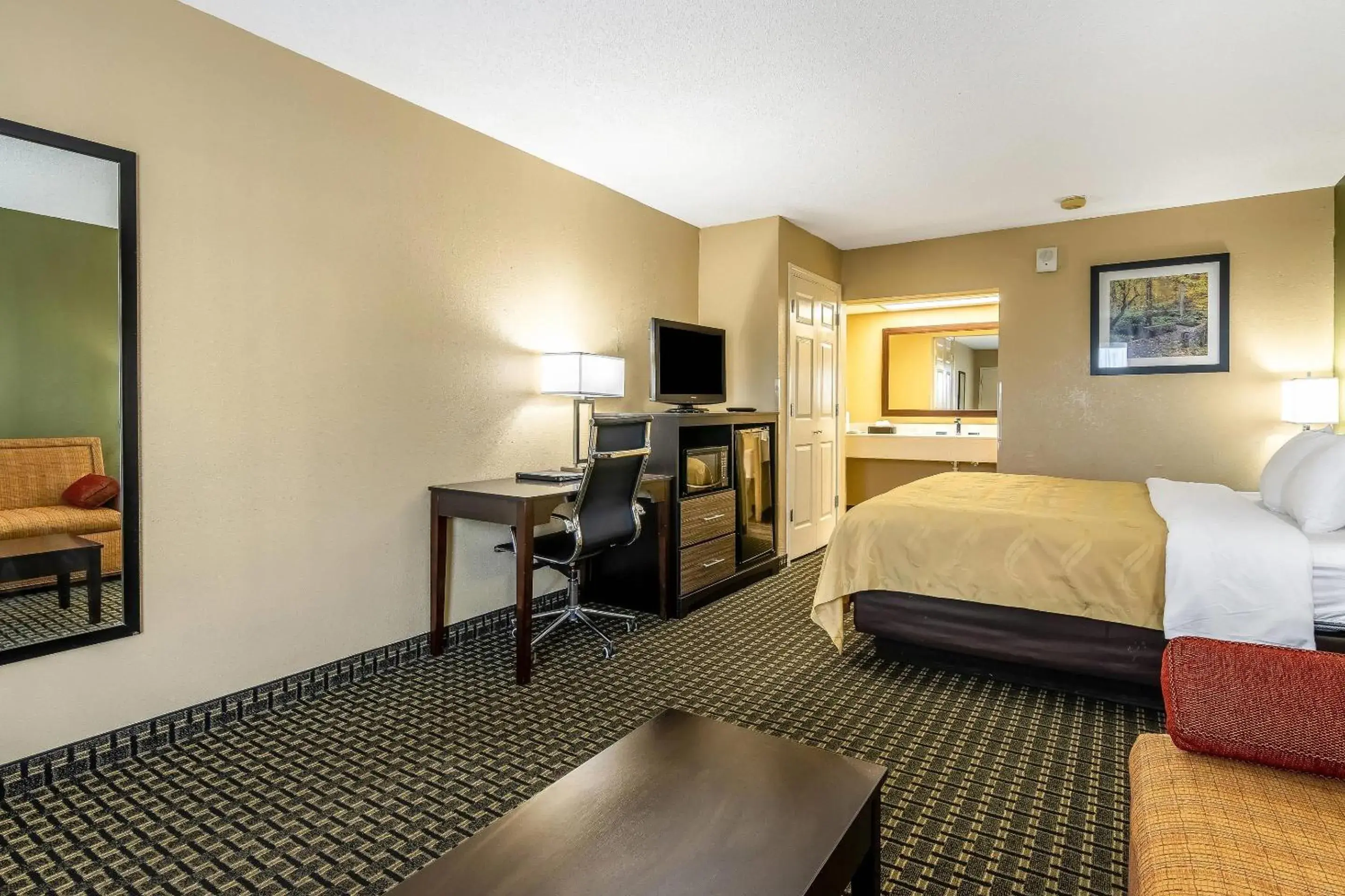 Bedroom, Bed in Quality Inn Perry - National Fairgrounds Area Bedroom, Bed in Quality Inn Perry - National Fairgrounds Area