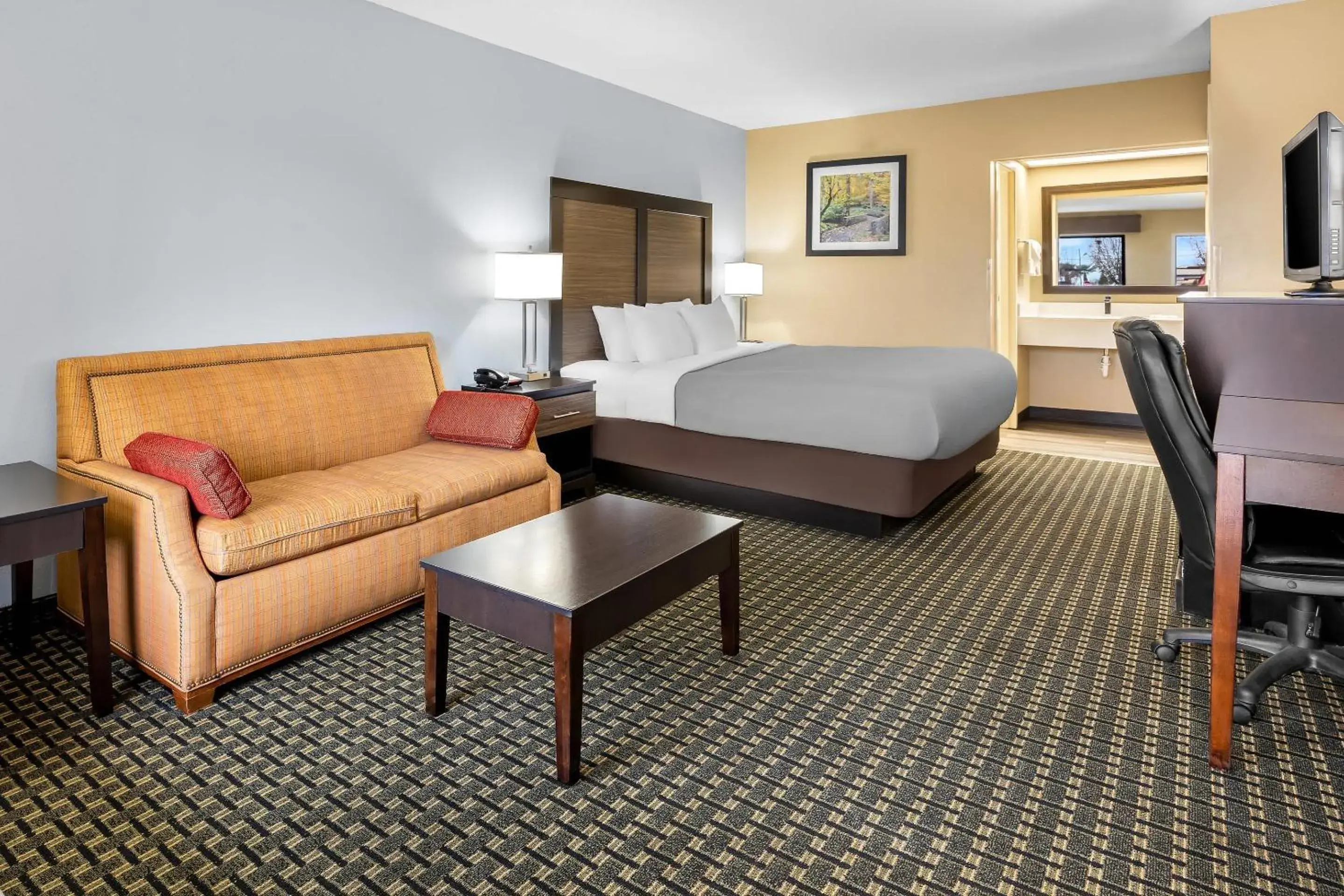 Bedroom, Bed in Quality Inn Perry - National Fairgrounds Area Bedroom, Bed in Quality Inn Perry - National Fairgrounds Area