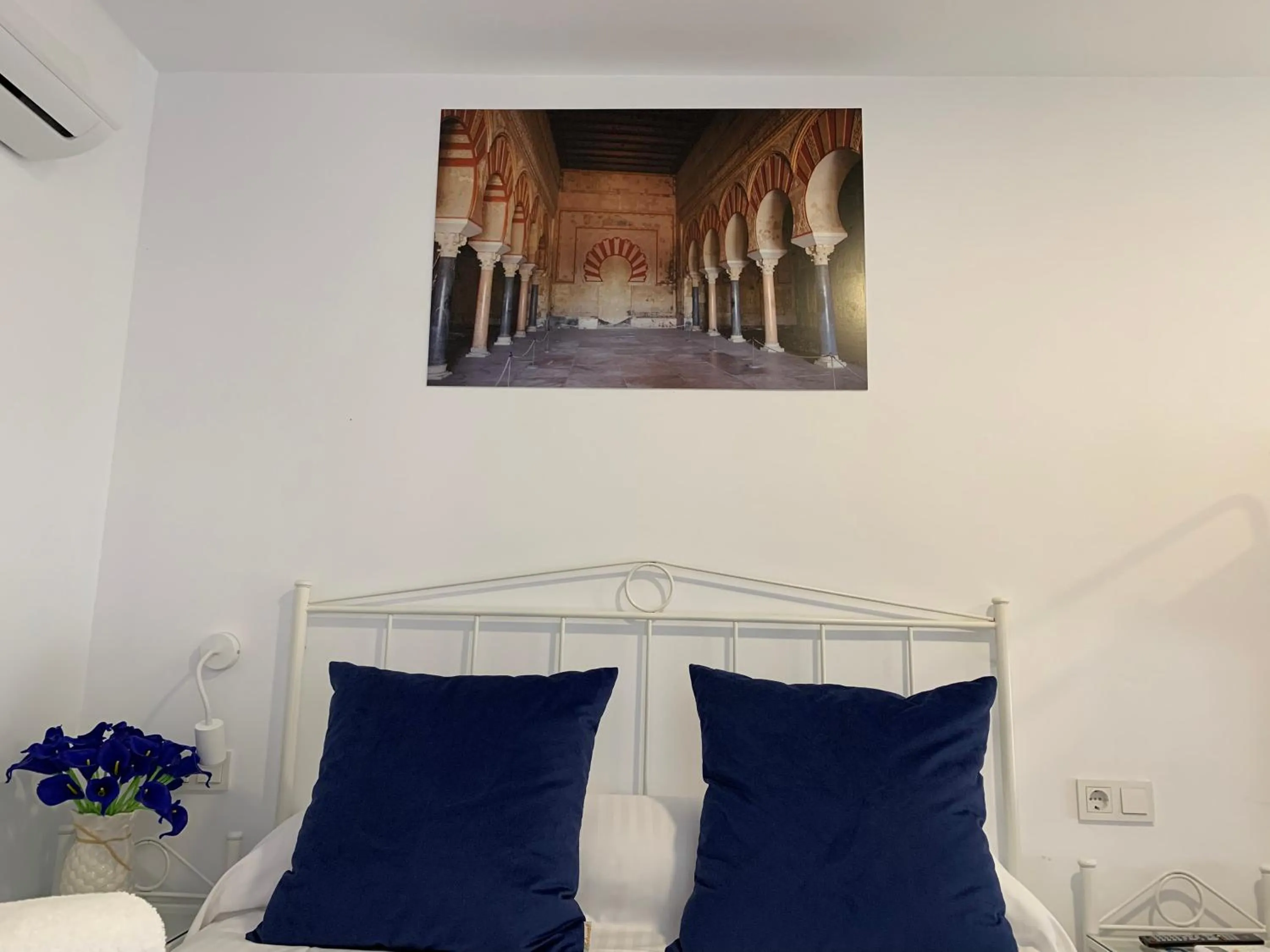 Decorative detail, Bed in Belmonte Rooms