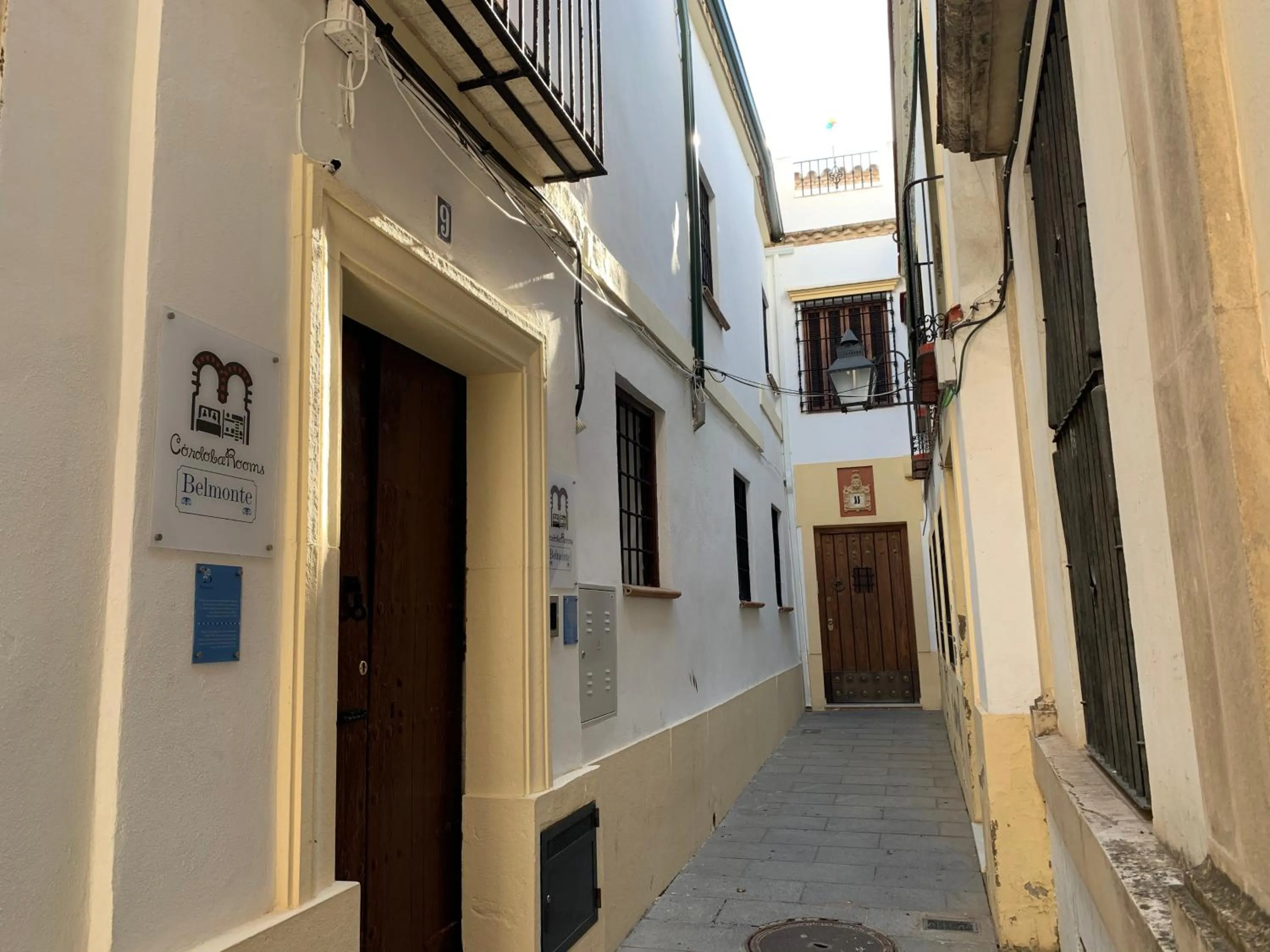 Facade/entrance in Belmonte Rooms