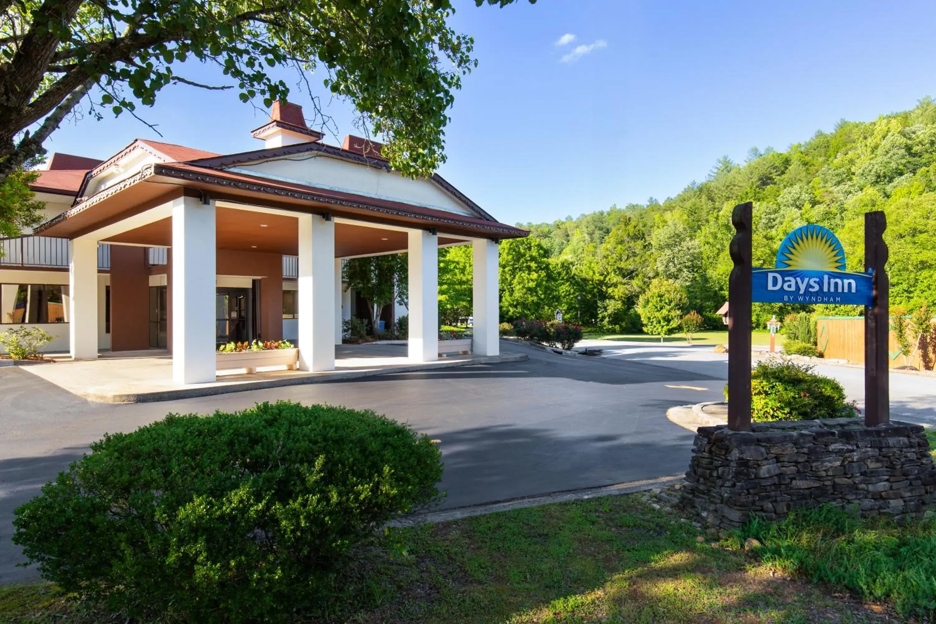 Property building in Days Inn by Wyndham Helen Property building in Days Inn by Wyndham Helen