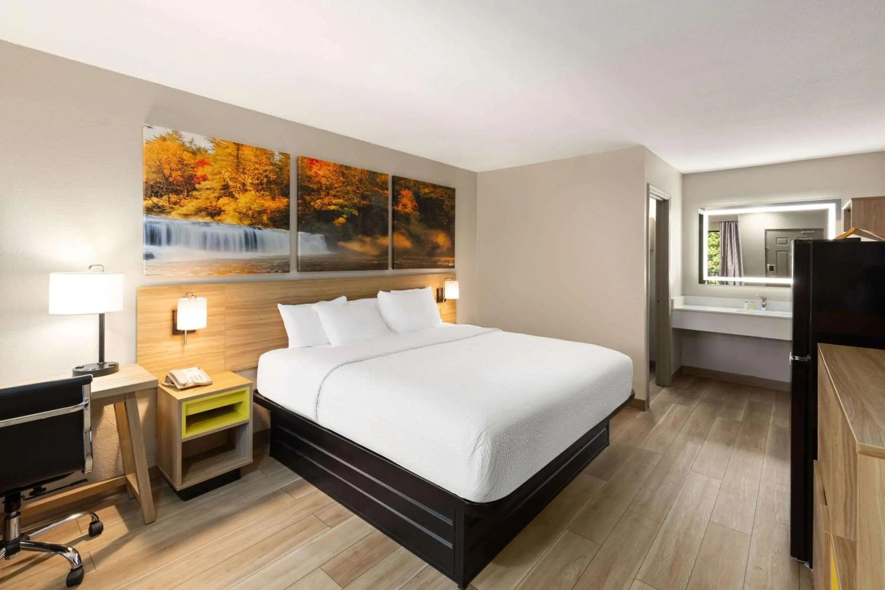 King Room - Non-Smoking in Days Inn by Wyndham Helen King Room - Non-Smoking in Days Inn by Wyndham Helen