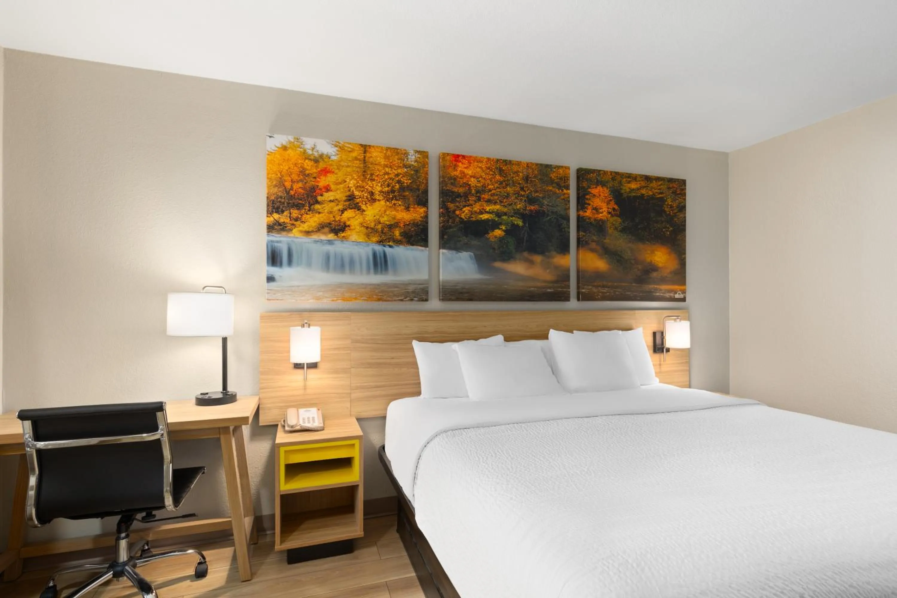 Bed in Days Inn by Wyndham Helen