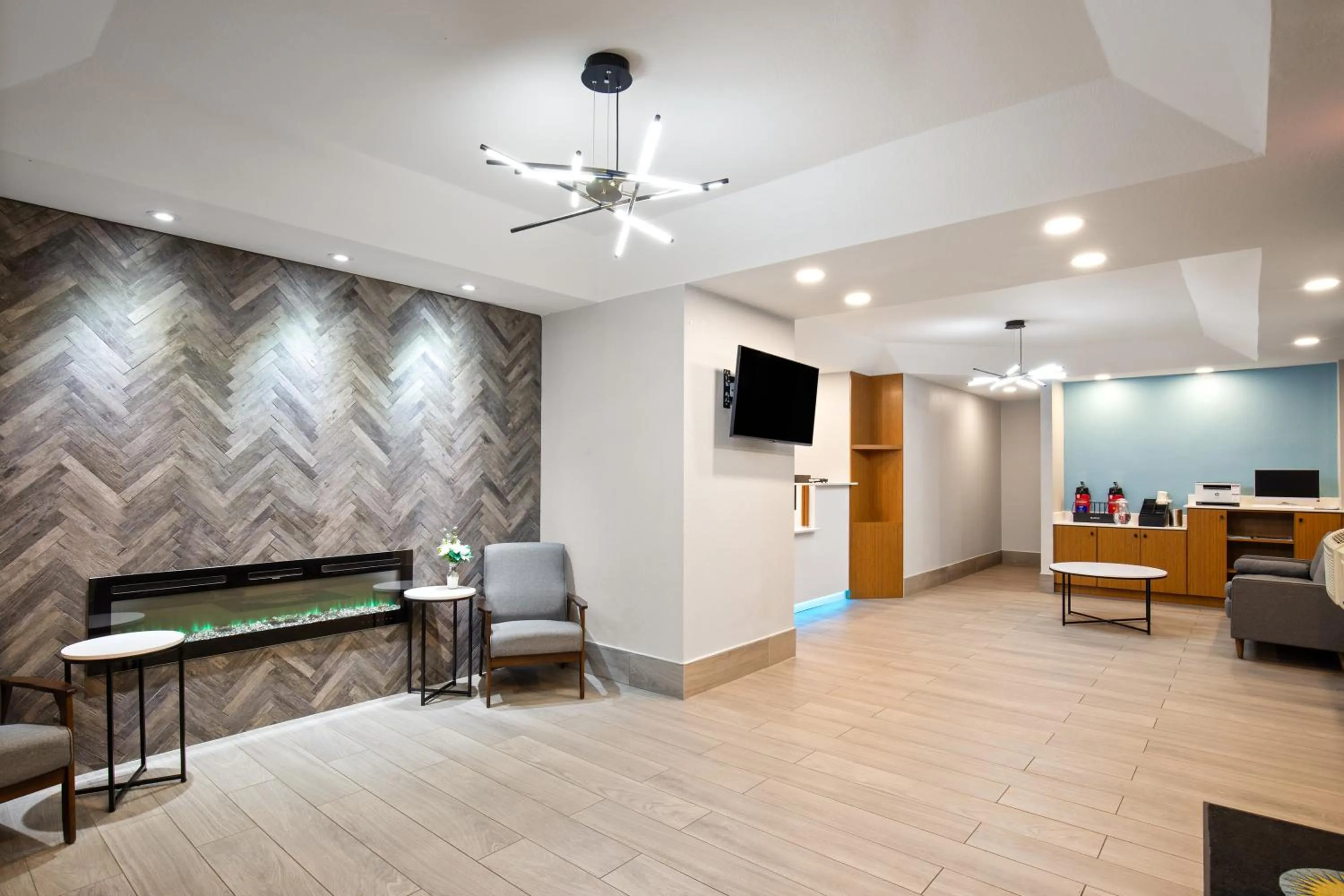 Communal lounge/ TV room in Days Inn by Wyndham Helen