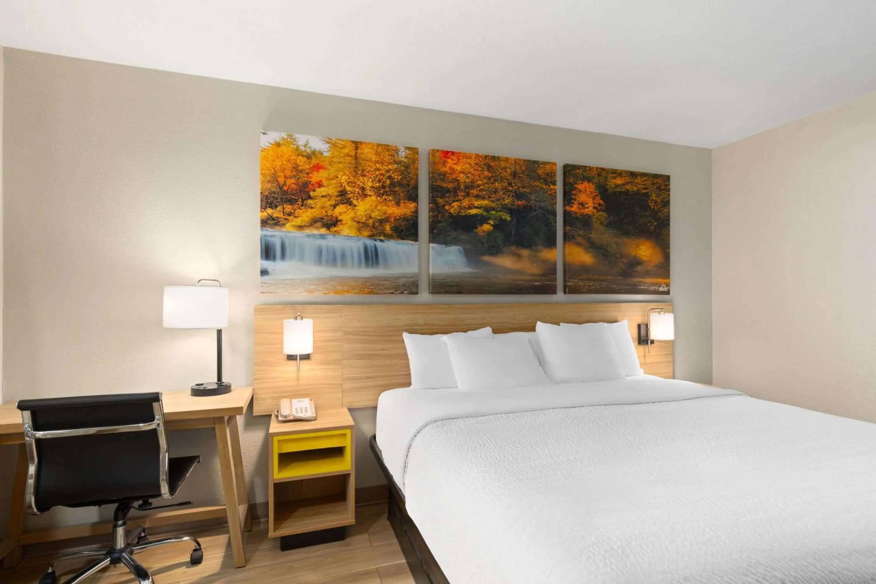 Photo of the whole room, Bed in Days Inn by Wyndham Helen