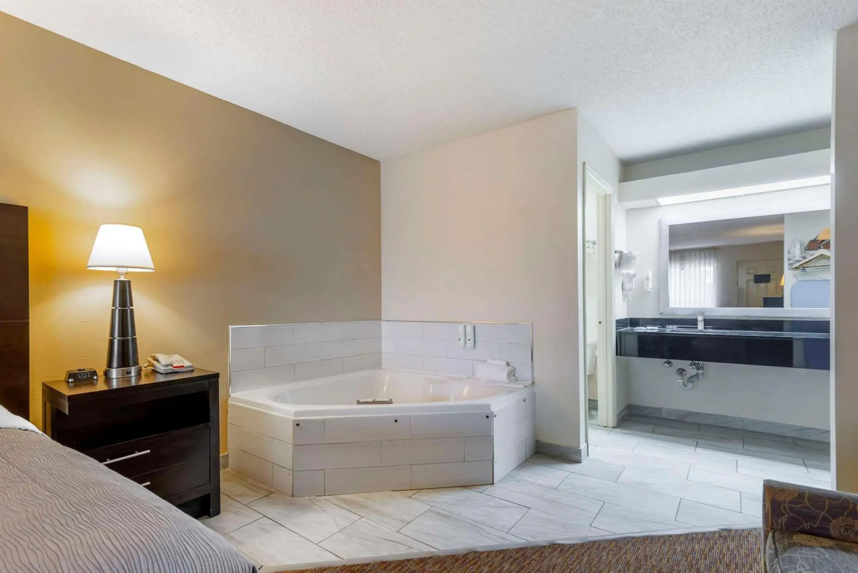 Bedroom, Bed in Quality Inn Cordele Bedroom, Bed in Quality Inn Cordele