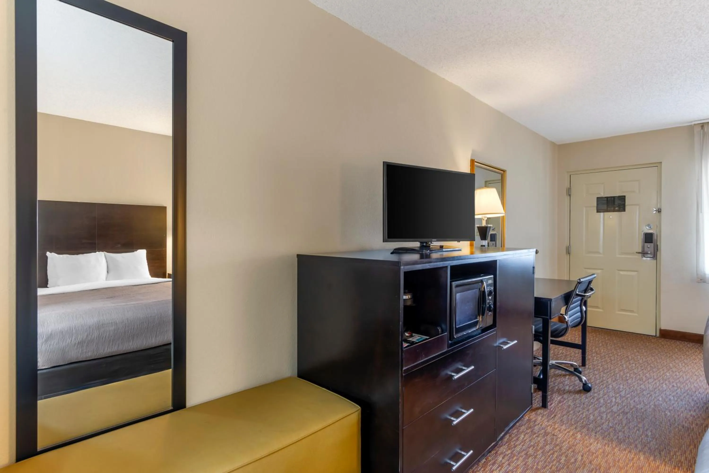 microwave, Bed in Quality Inn Cordele