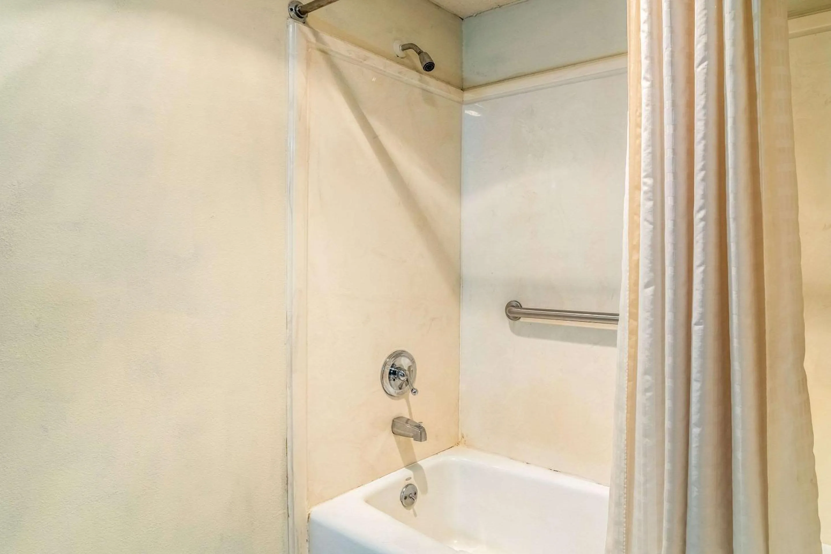 Bathroom in Econo Lodge Acworth East