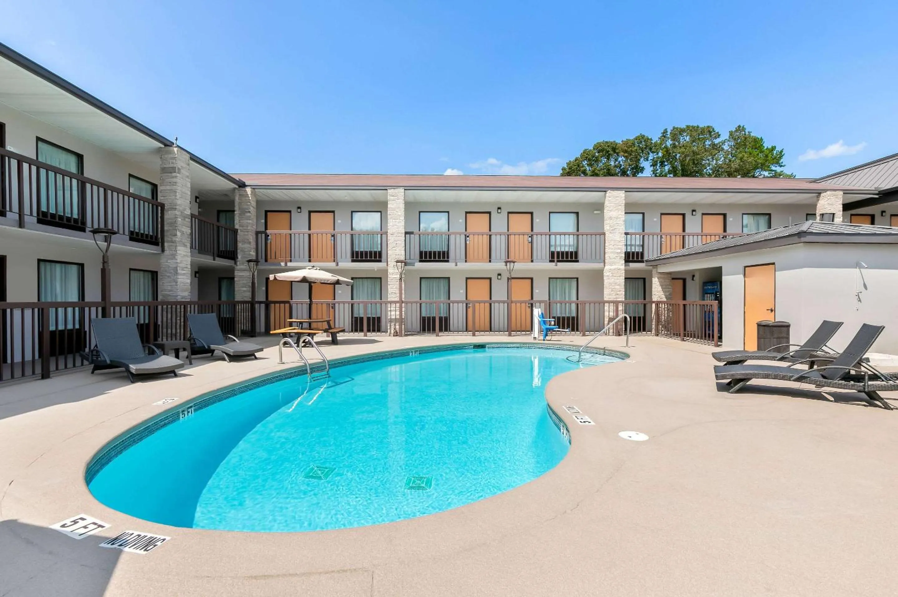 Swimming pool in Quality Inn Commerce at I-85