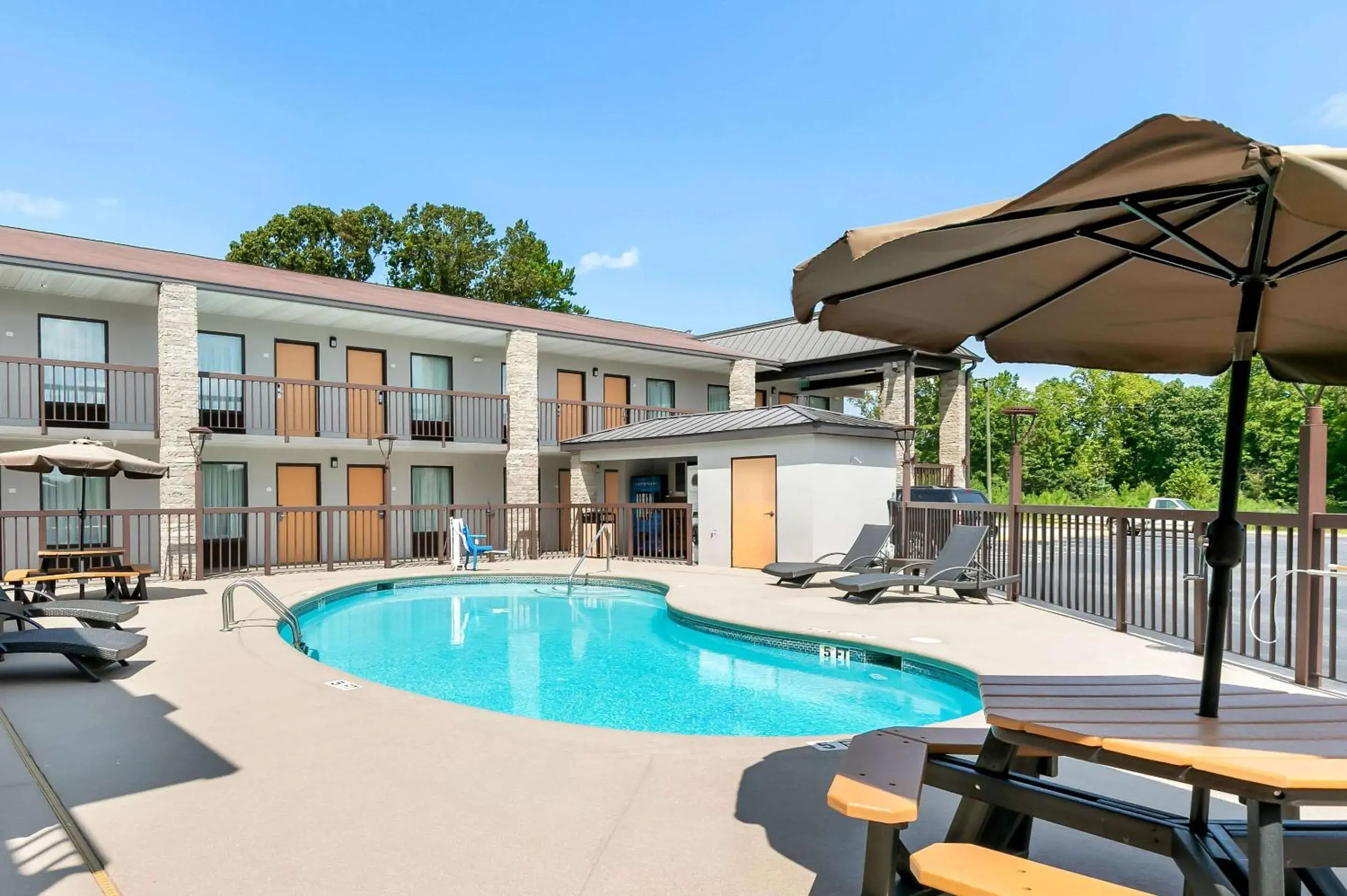 Swimming pool in Quality Inn Commerce at I-85 Swimming pool in Quality Inn Commerce at I-85