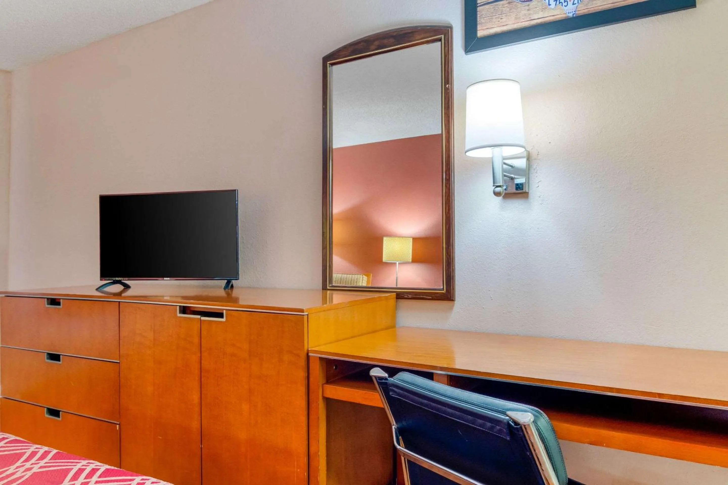 Photo of the whole room, Bed in Econo Lodge