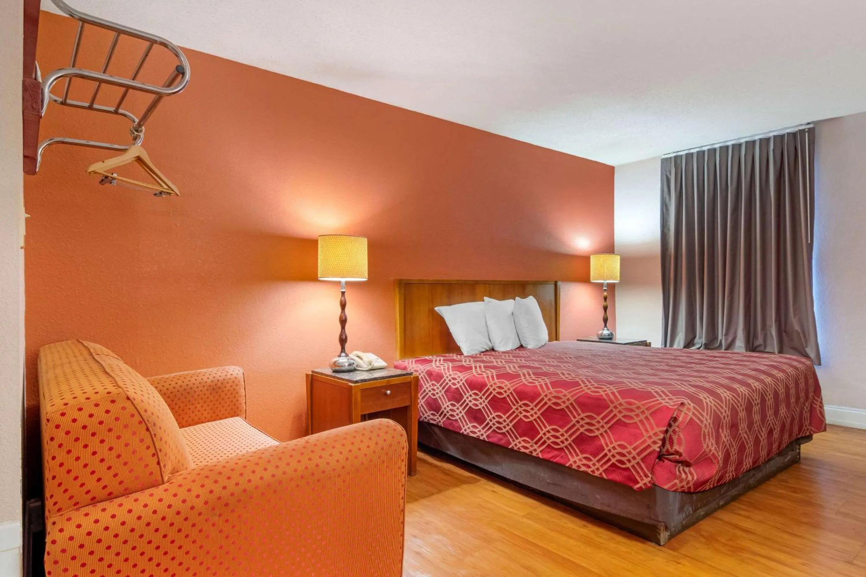 Photo of the whole room, Bed in Econo Lodge