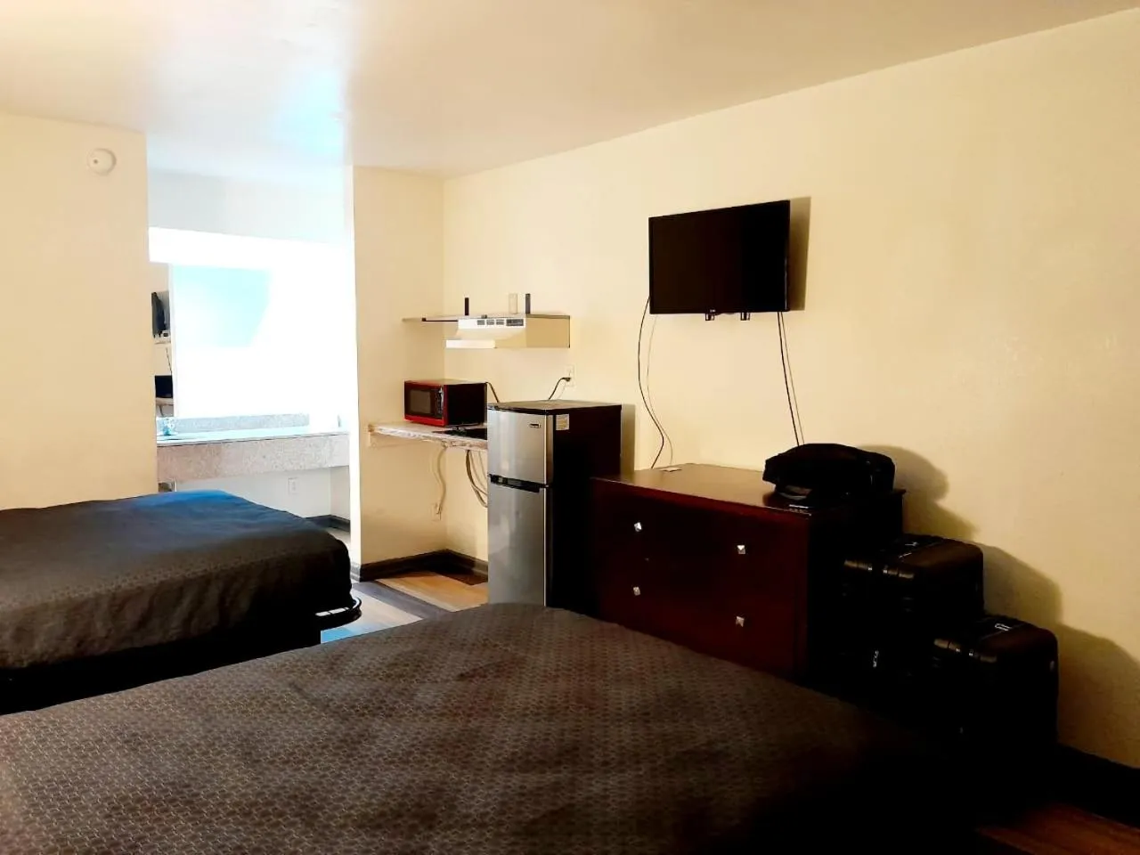 Communal lounge/ TV room, Bed in Budgetel Inn and Suites- FORT GORDON