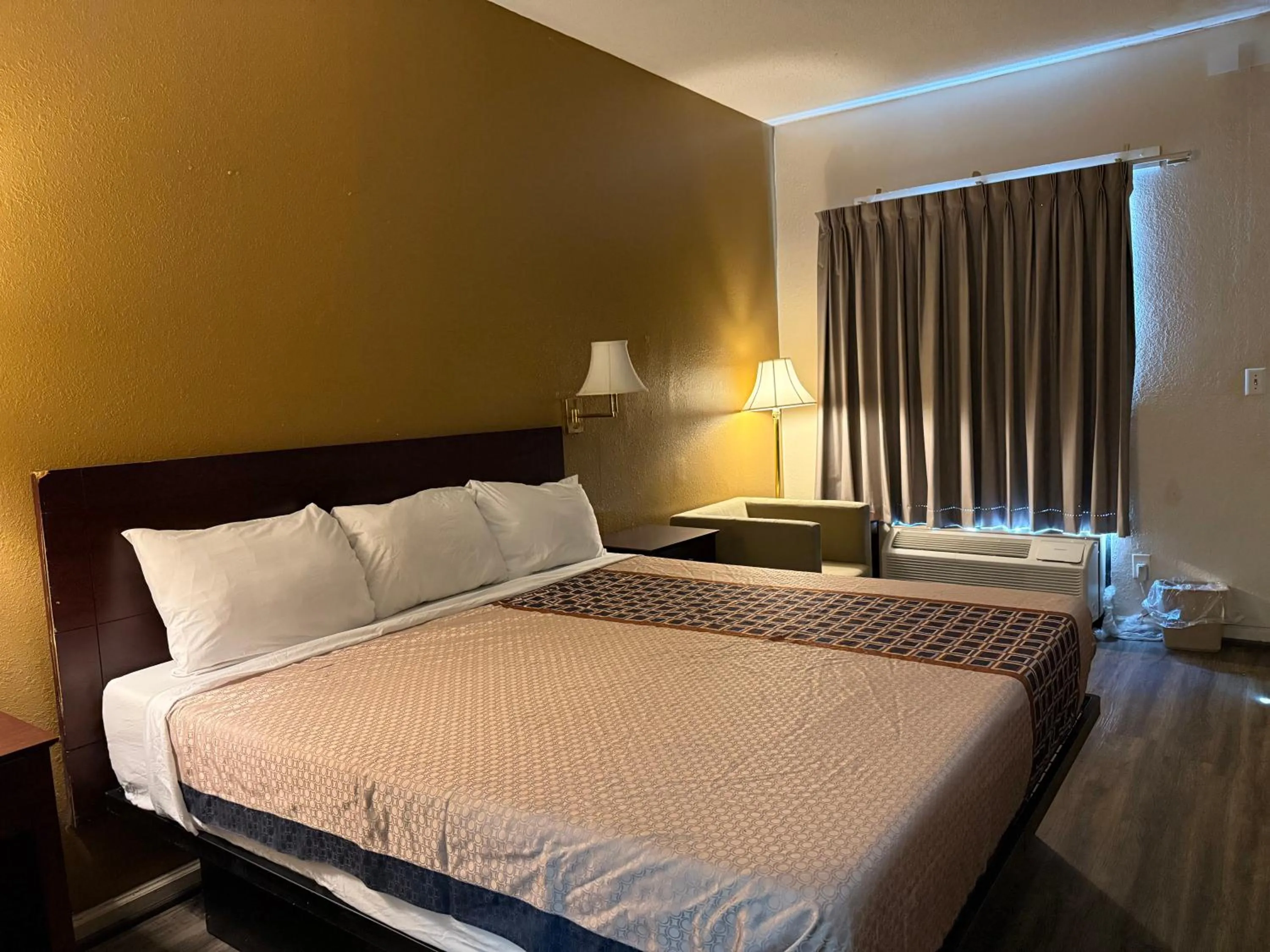 Bed in Budgetel Inn and Suites- FORT GORDON