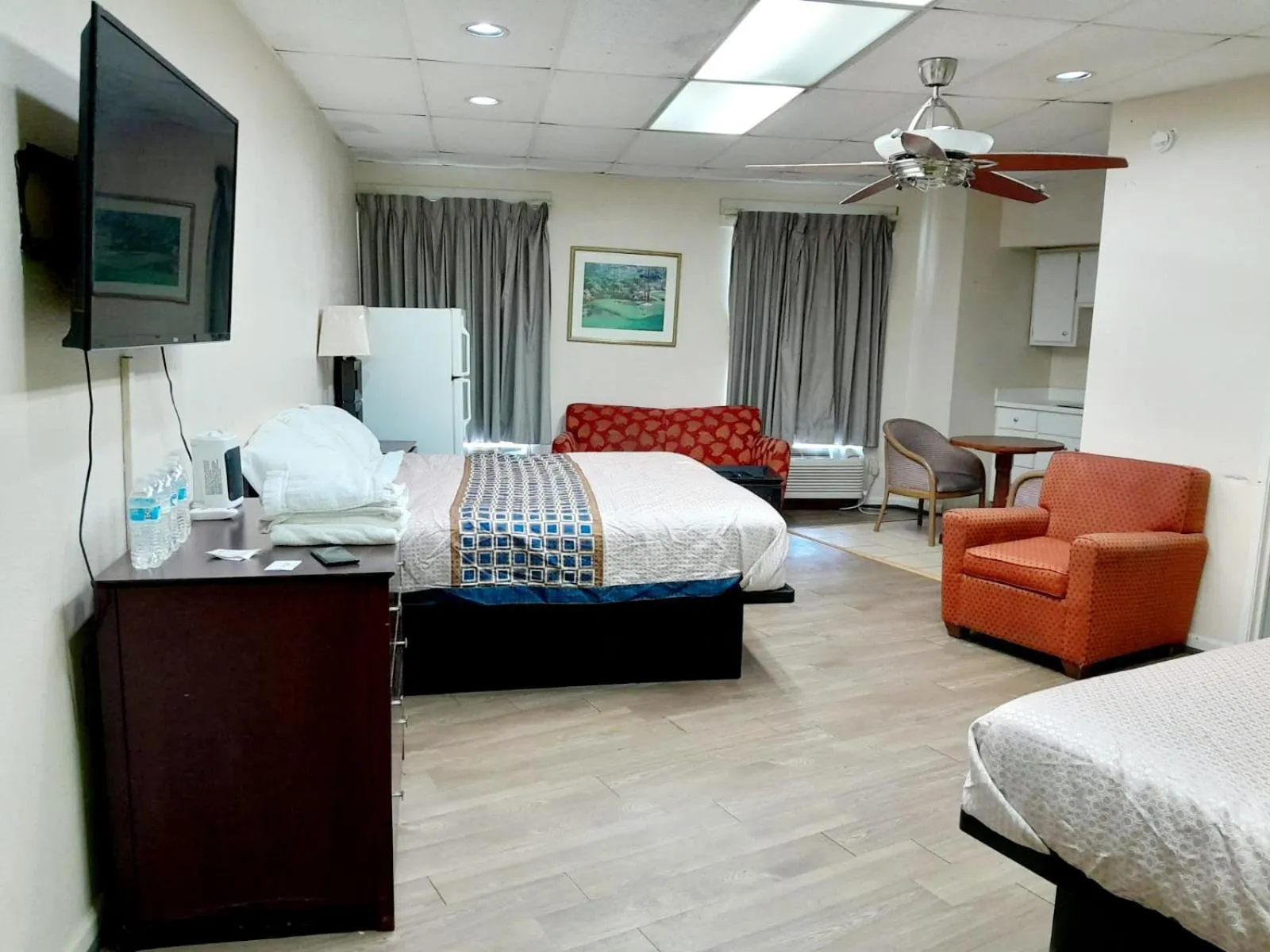 Communal lounge/ TV room, Bed in Budgetel Inn and Suites- FORT GORDON