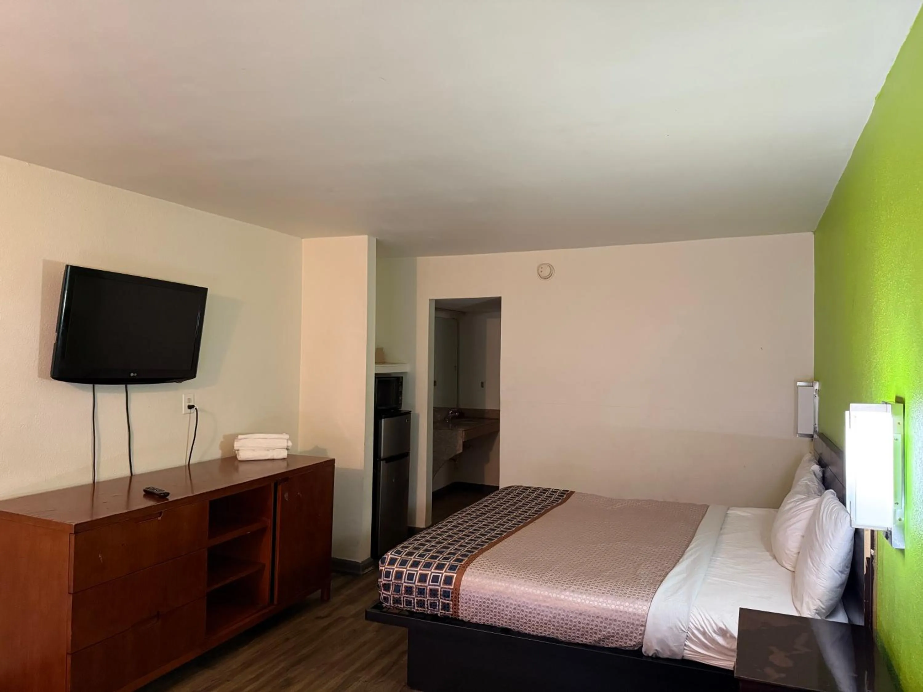 Bed in Budgetel Inn and Suites- FORT GORDON
