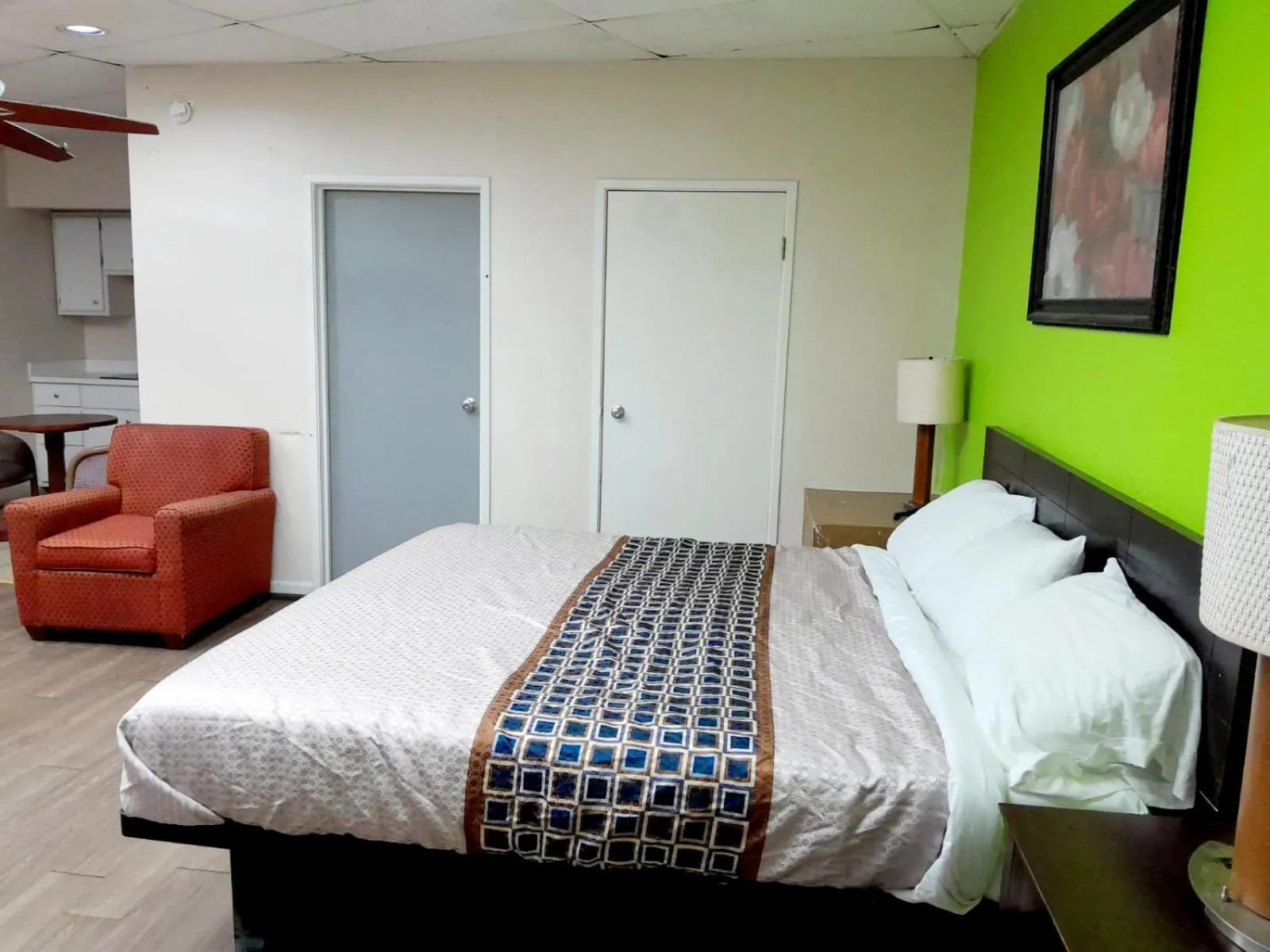 Bed in Budgetel Inn and Suites- FORT GORDON