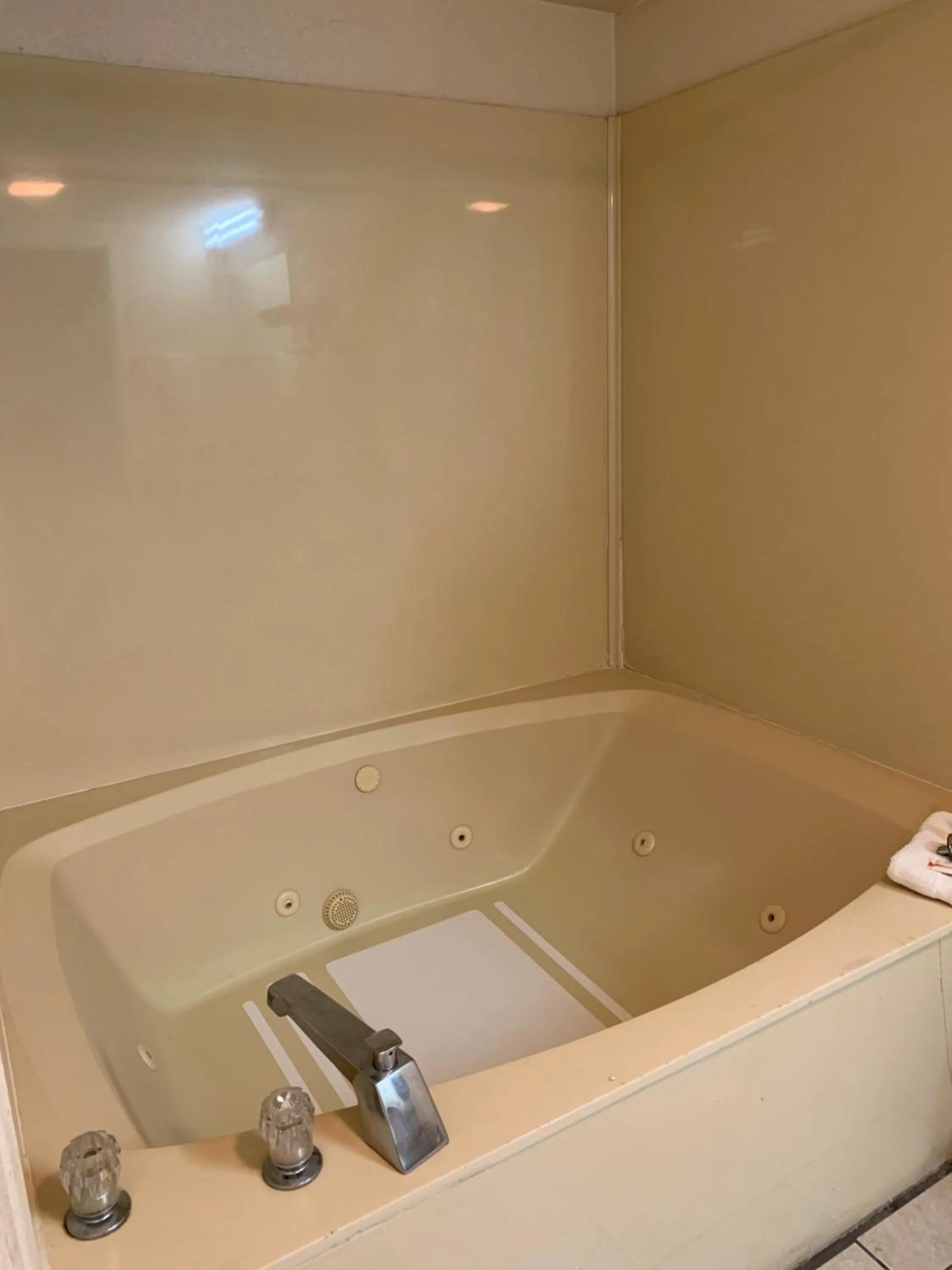 Hot Tub in Budgetel Inn and Suites- FORT GORDON
