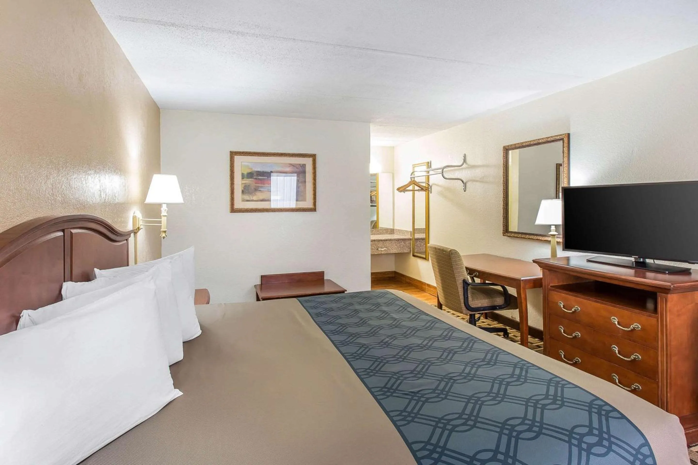 Photo of the whole room in Econo Lodge Savannah Midtown