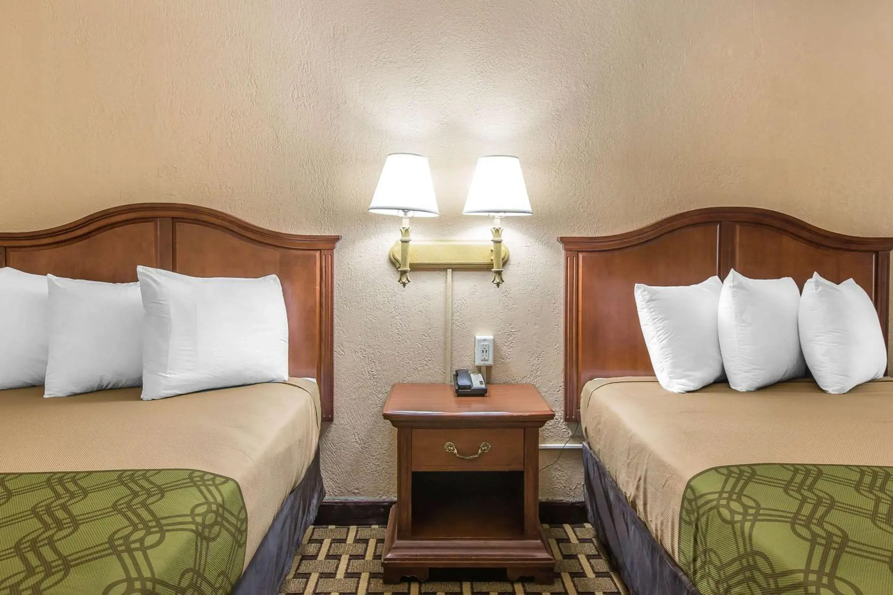 Double Room with Two Double Beds - Non-Smoking in Econo Lodge Savannah Midtown Double Room with Two Double Beds - Non-Smoking in Econo Lodge Savannah Midtown