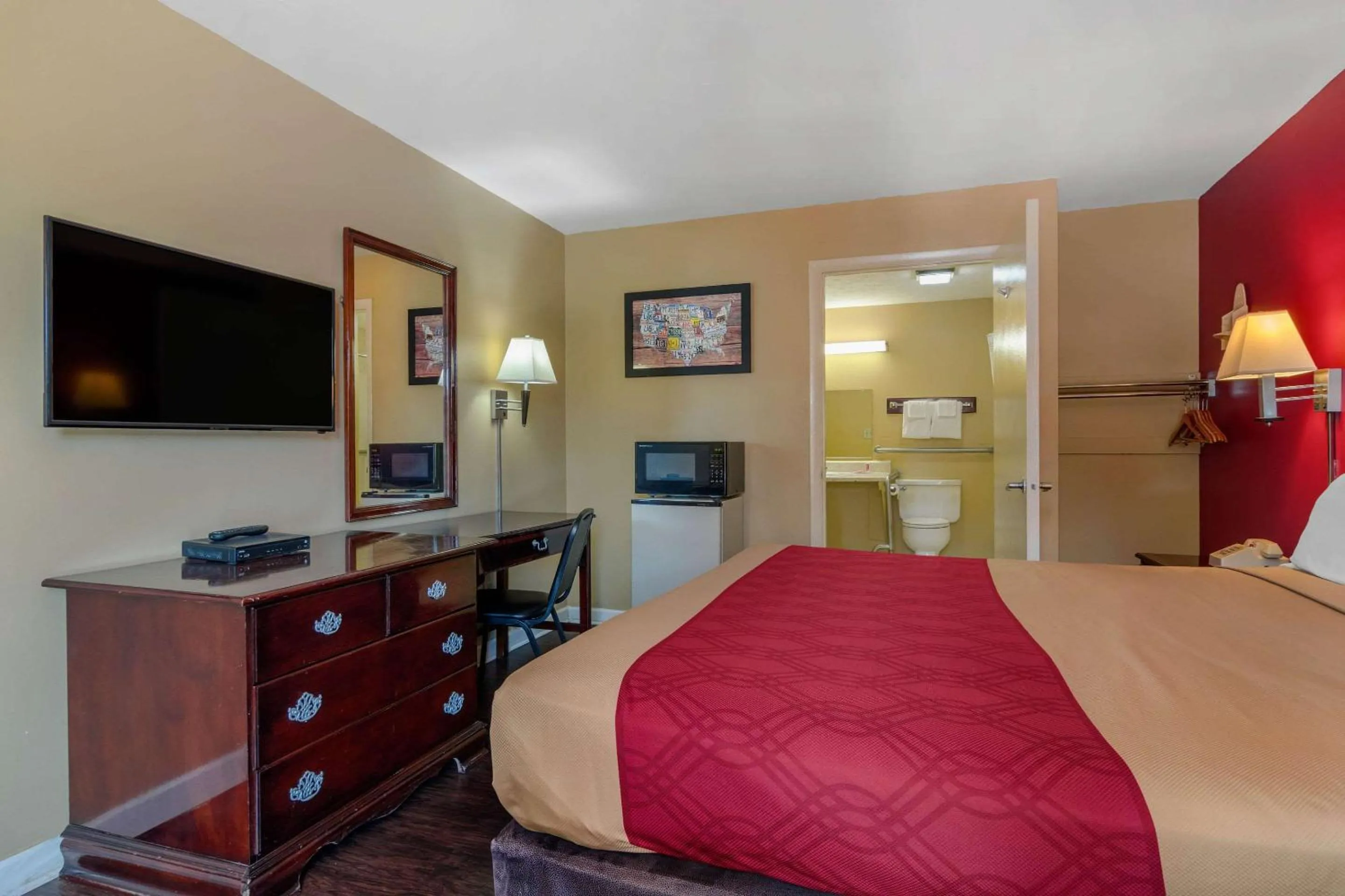 Bedroom in Econo Lodge Union City - Atlanta South