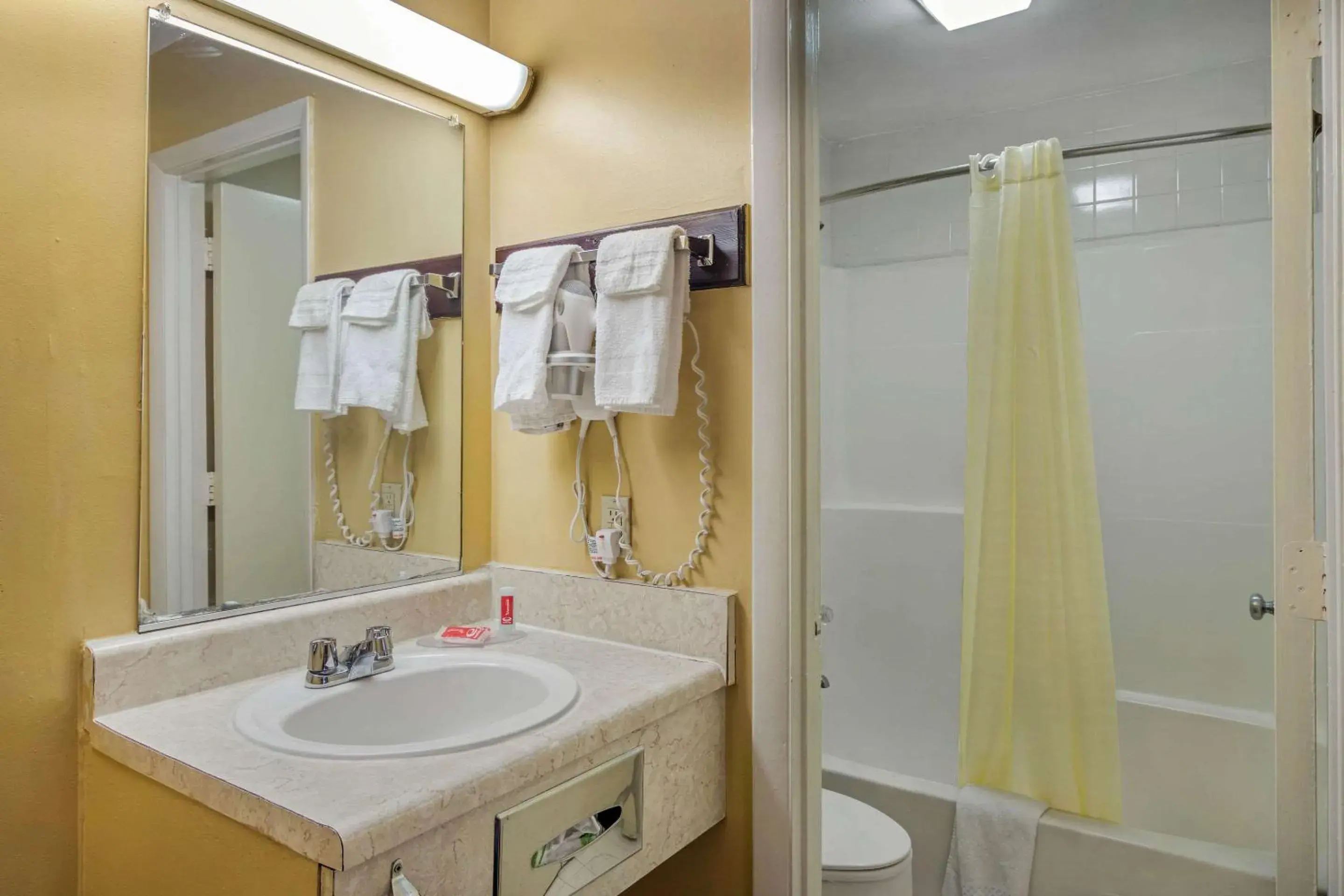 Bedroom in Econo Lodge Union City - Atlanta South Bedroom in Econo Lodge Union City - Atlanta South