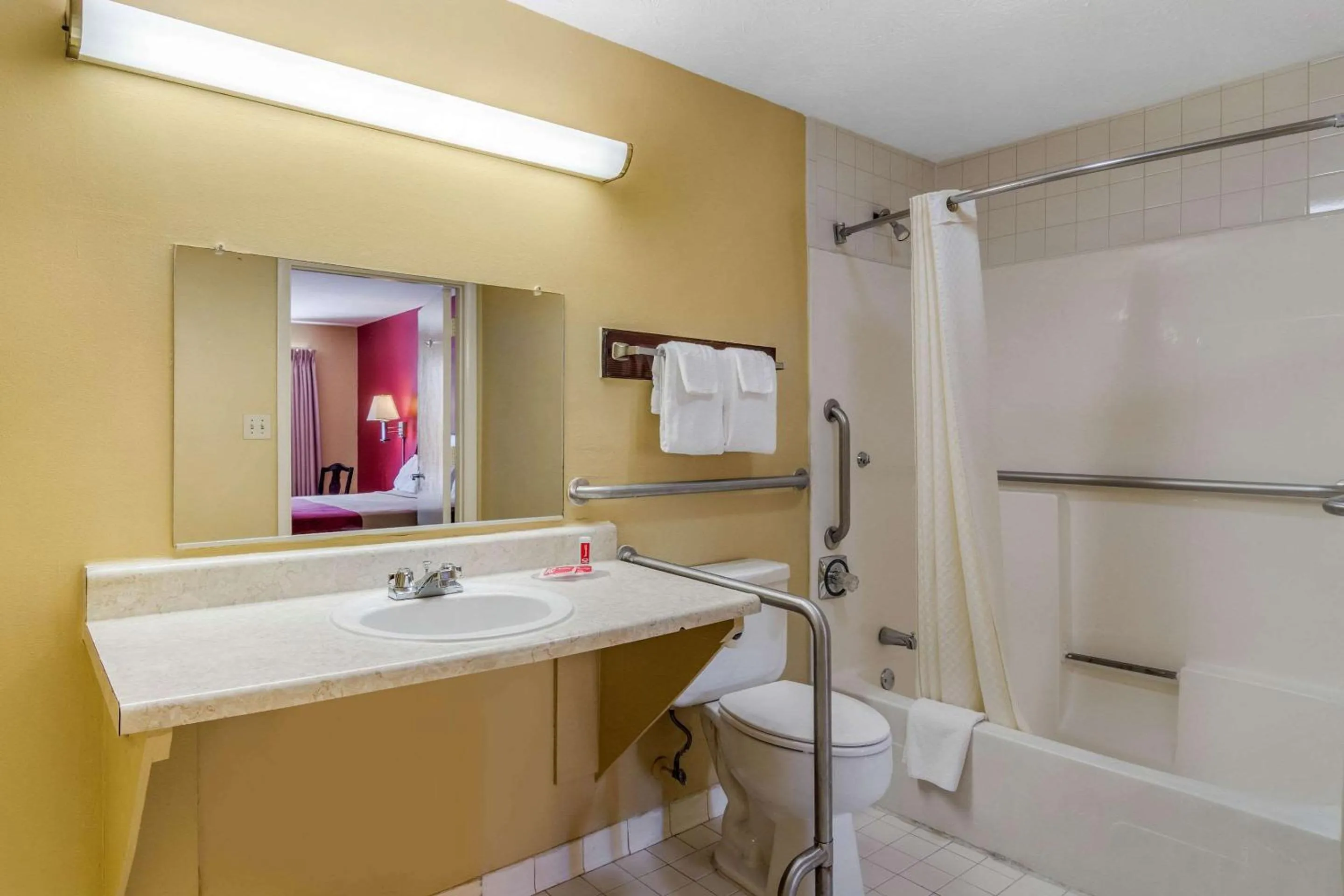 Bedroom in Econo Lodge Union City - Atlanta South