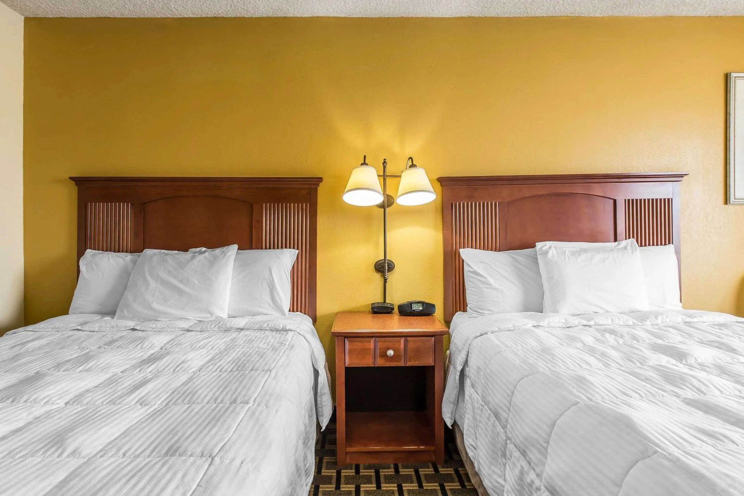 Bedroom, Bed in Econo Lodge Byron near Historic District - Warner Robins