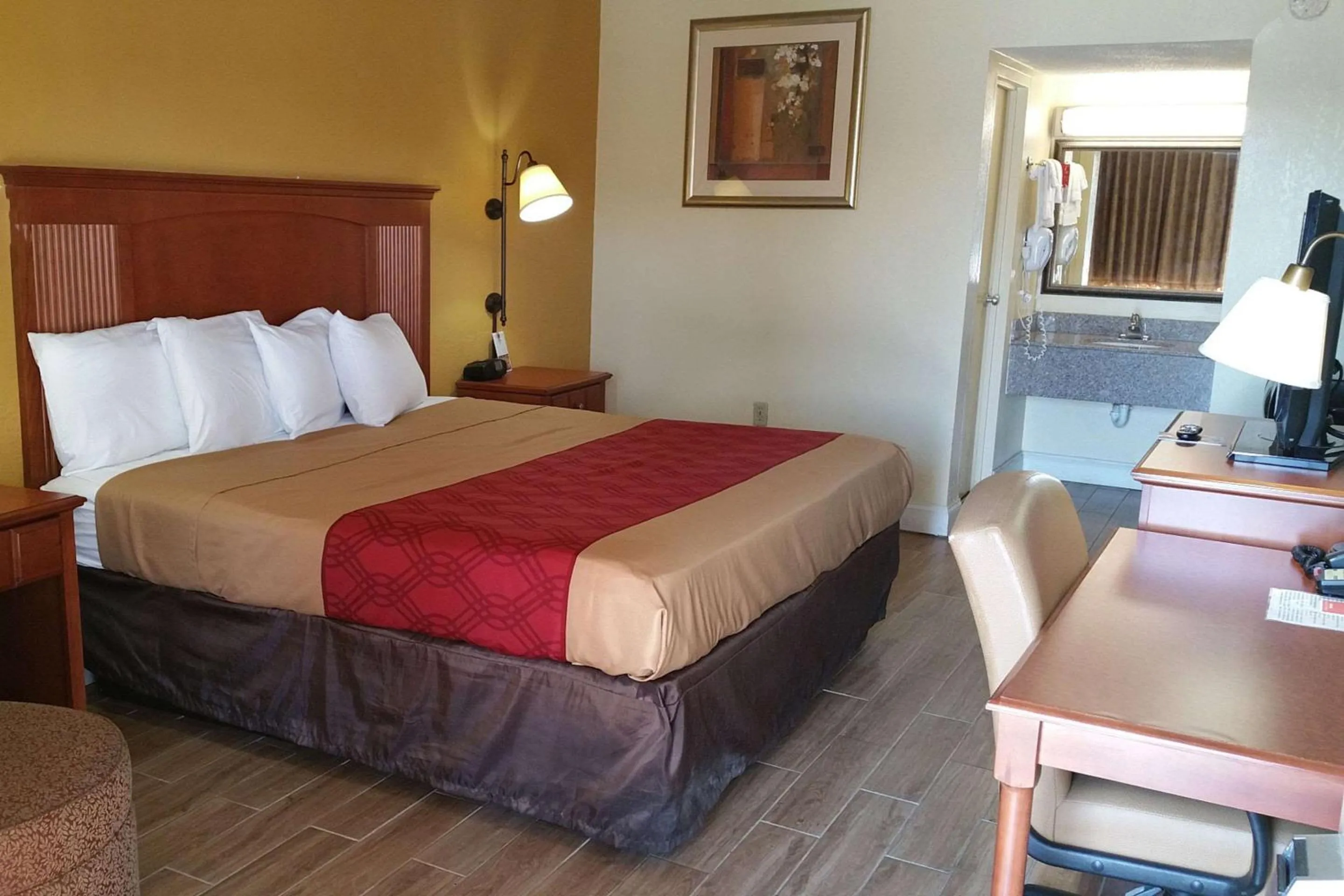 Bedroom, Bed in Econo Lodge Byron near Historic District - Warner Robins