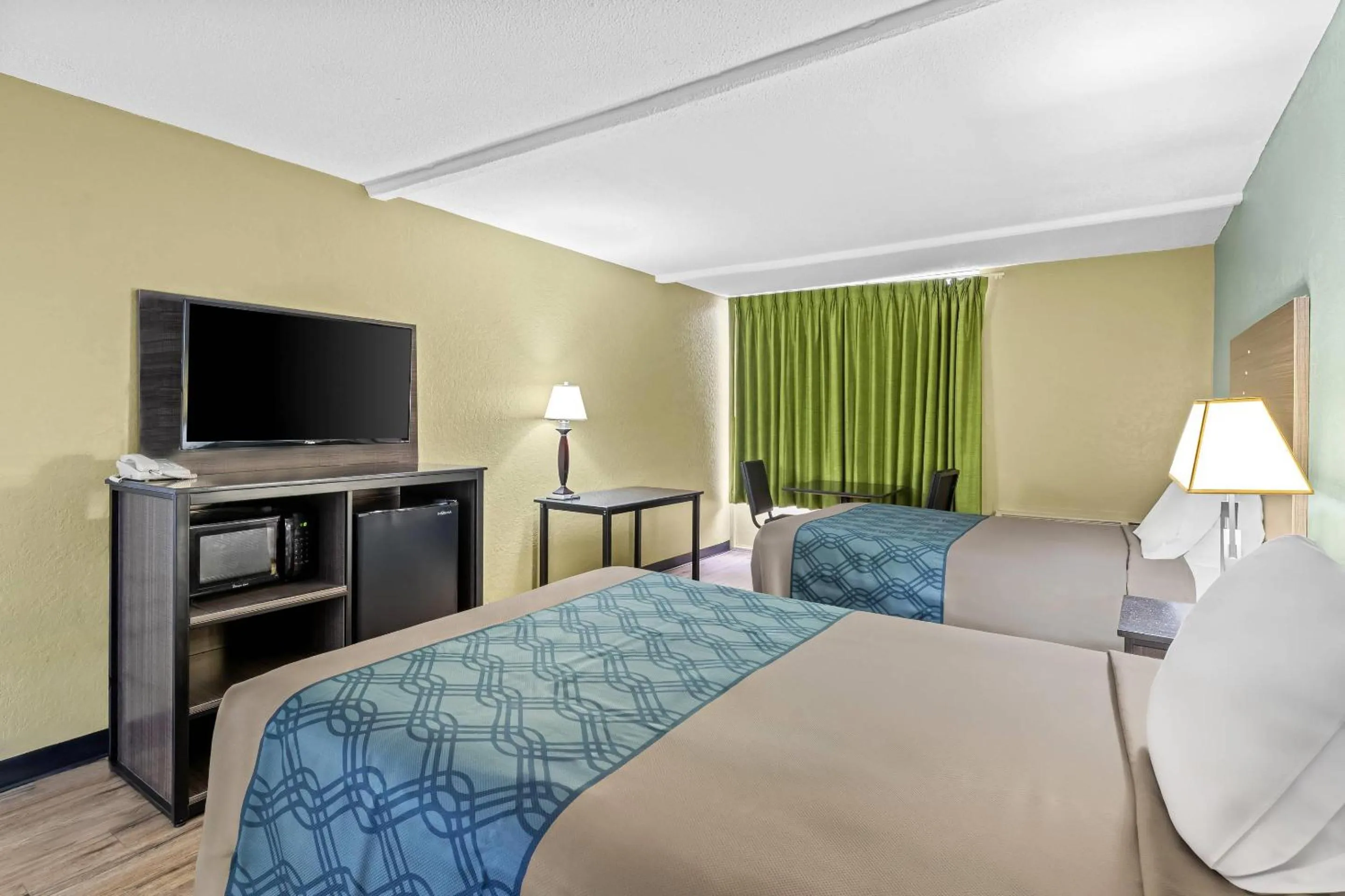 Bedroom, Bed in Rodeway Inn Stone Mountain