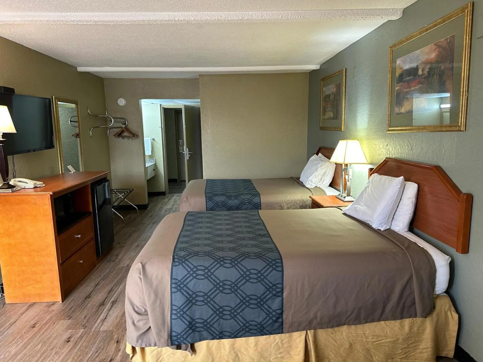 Bed in Rodeway Inn Stone Mountain