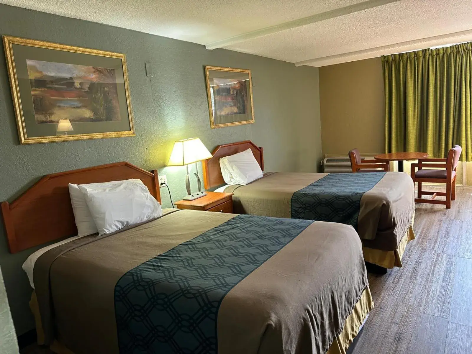 Bed in Rodeway Inn Stone Mountain Bed in Rodeway Inn Stone Mountain