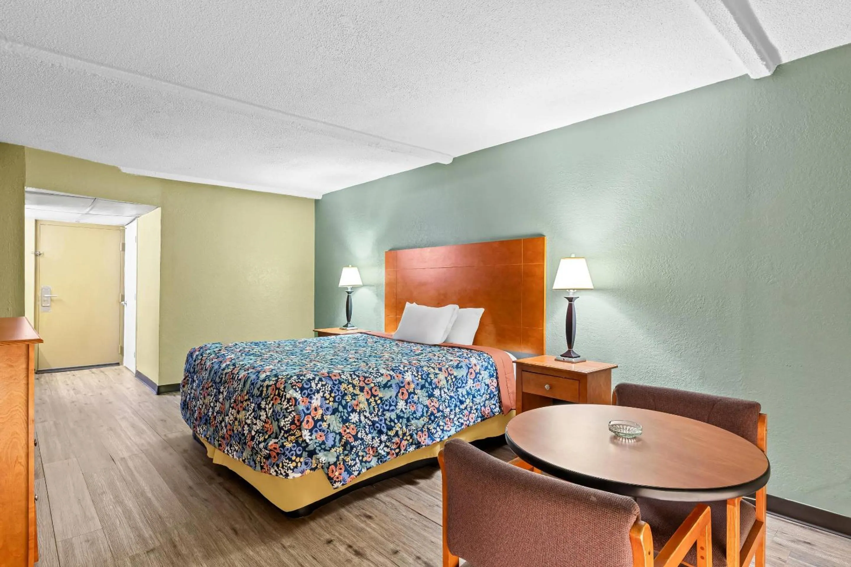 Bedroom, Bed in Rodeway Inn Stone Mountain