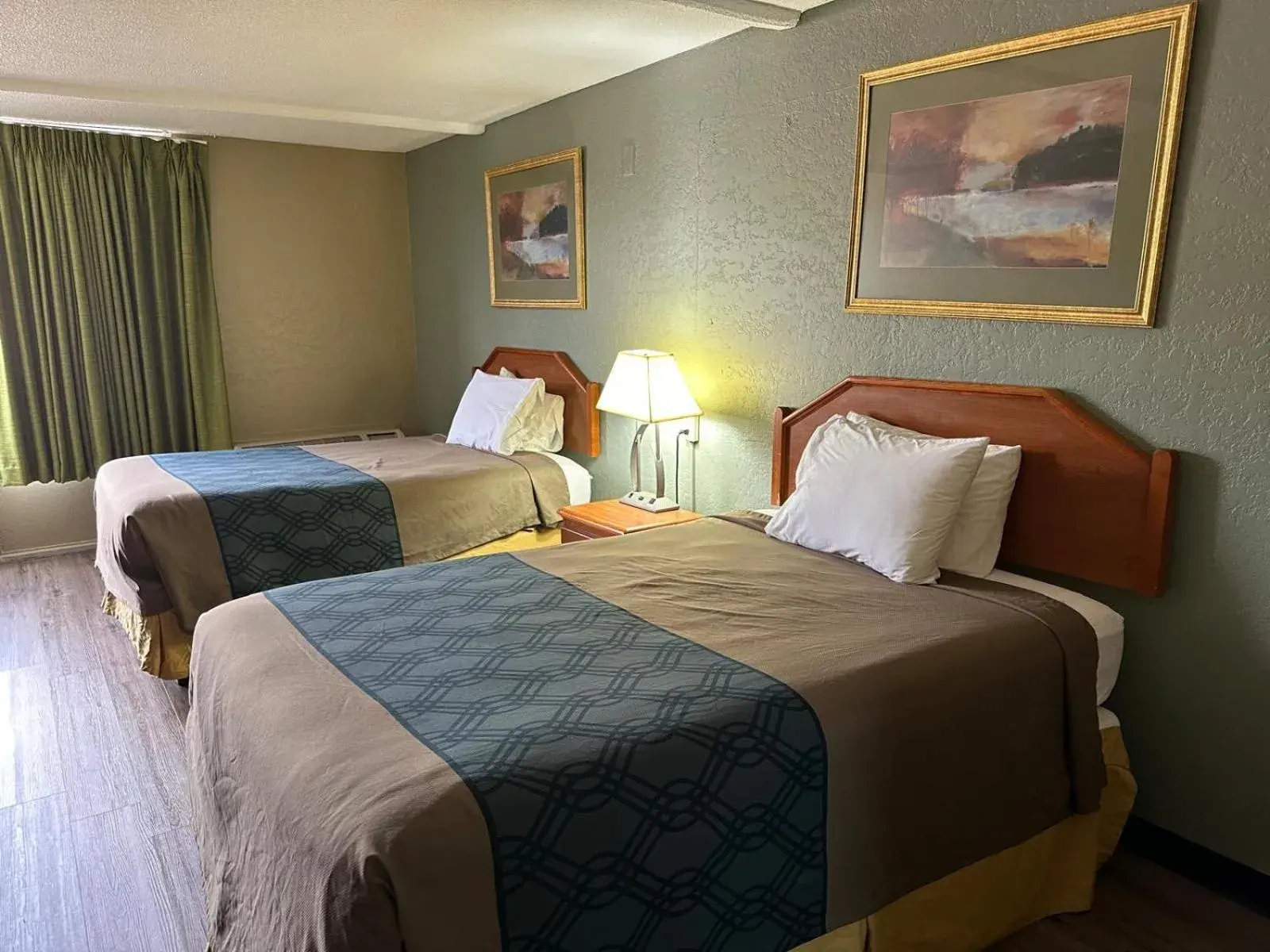 Bed in Rodeway Inn Stone Mountain Bed in Rodeway Inn Stone Mountain