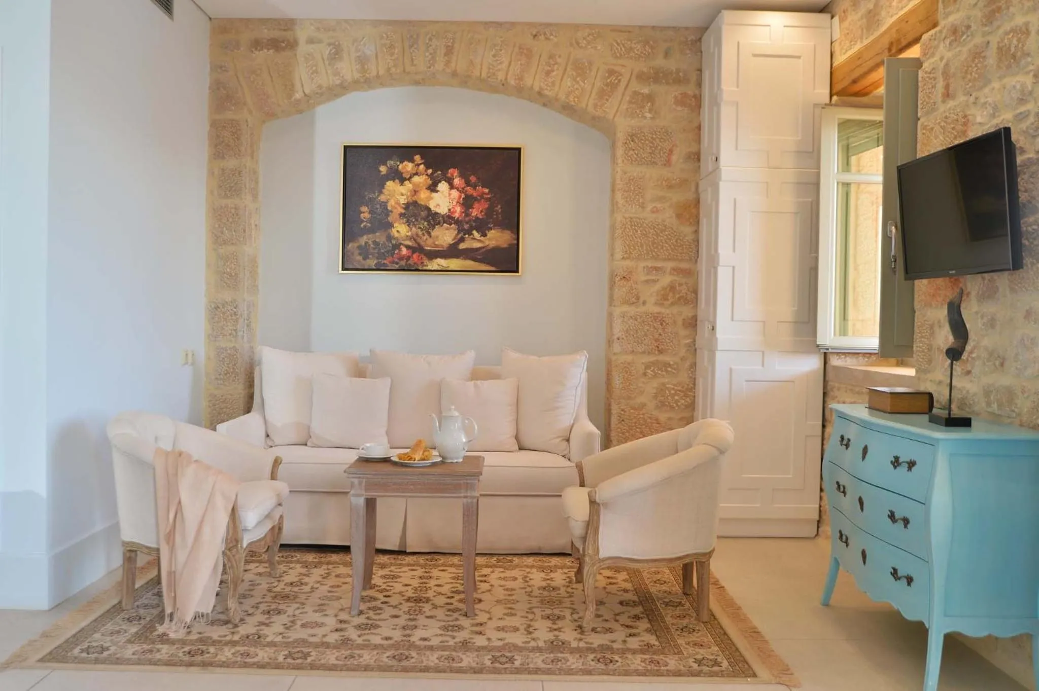 TV and multimedia in Akrolithi Boutique Hotel & Suites