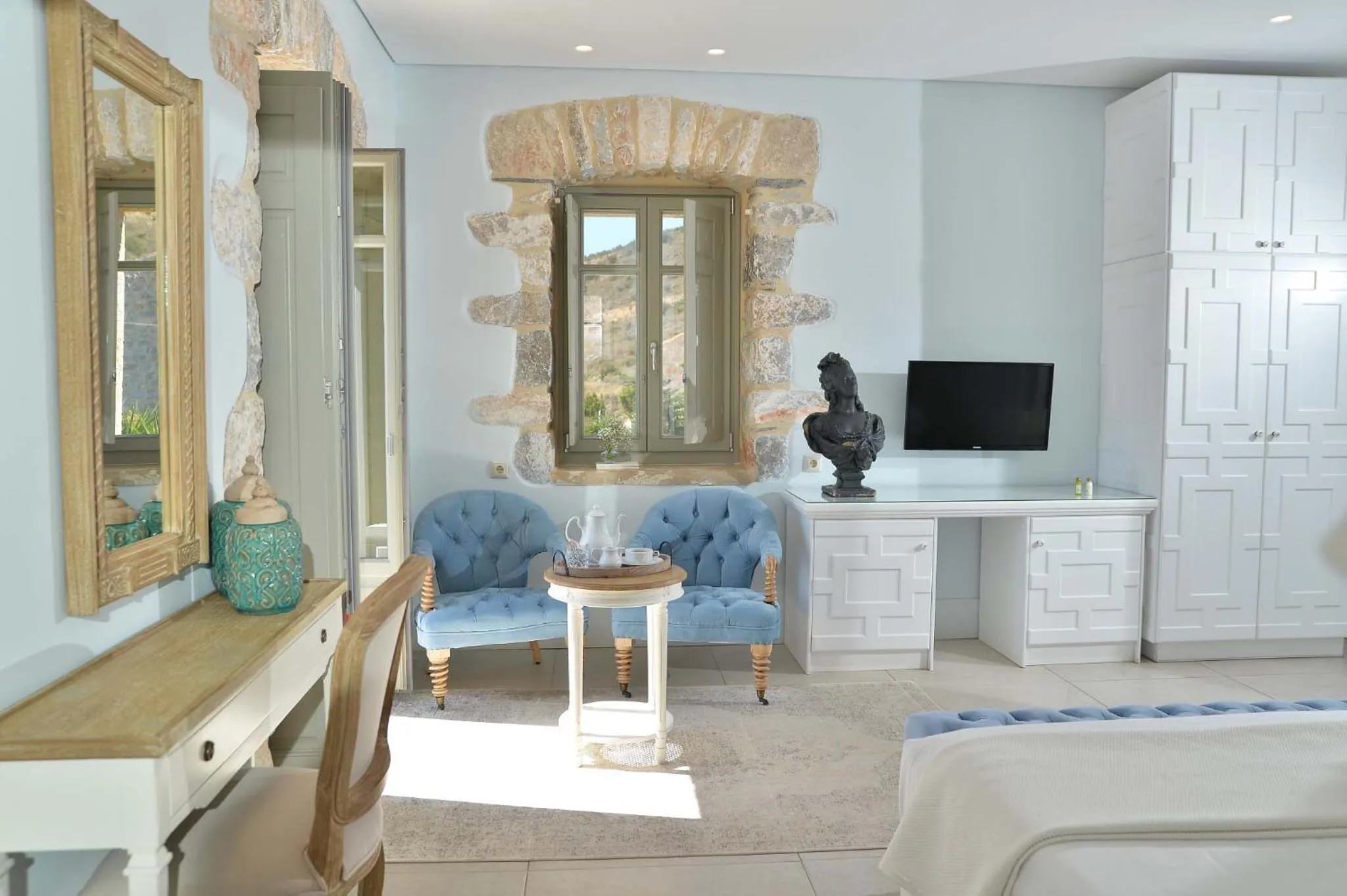 TV and multimedia in Akrolithi Boutique Hotel & Suites