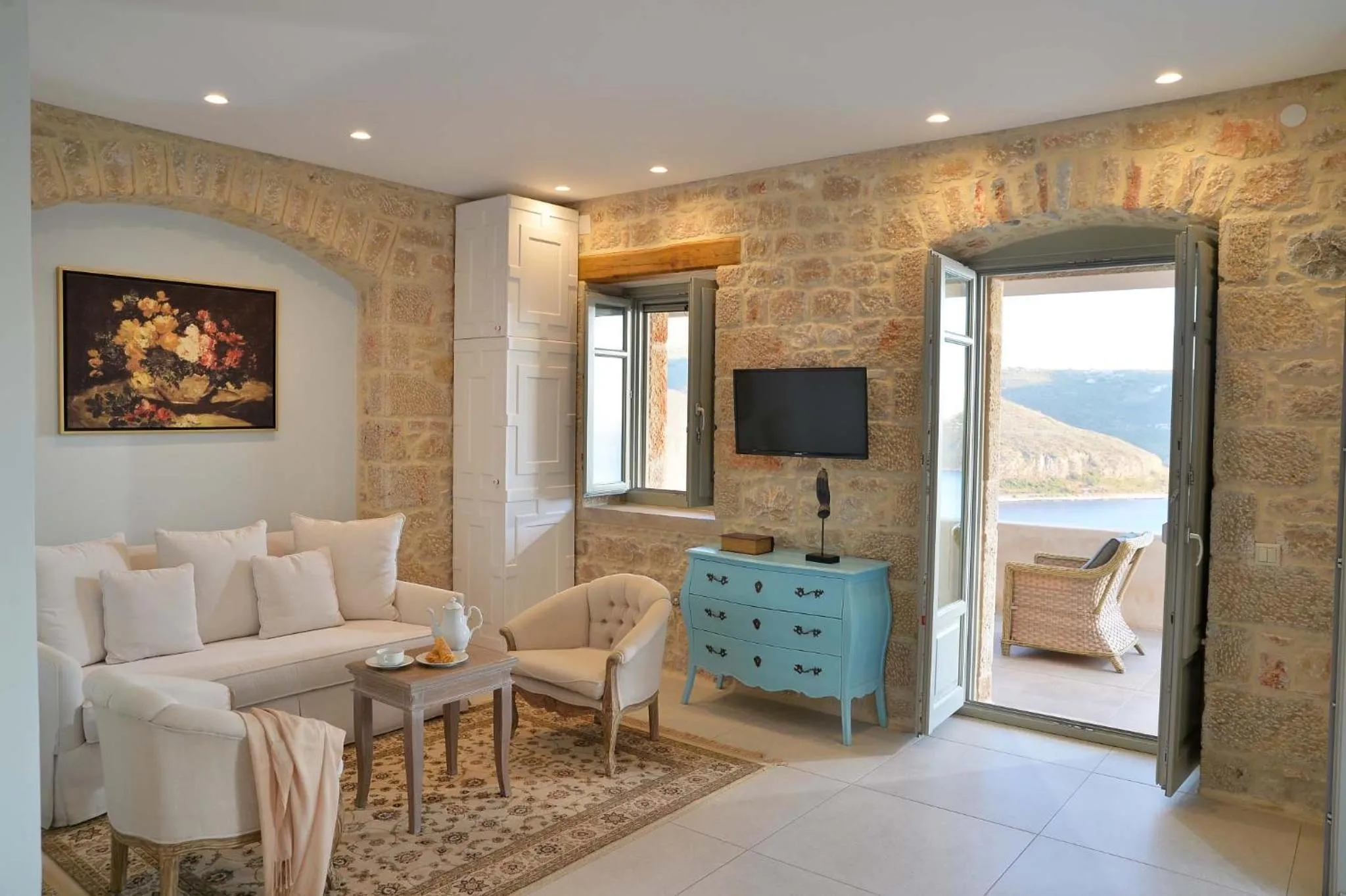 TV and multimedia in Akrolithi Boutique Hotel & Suites