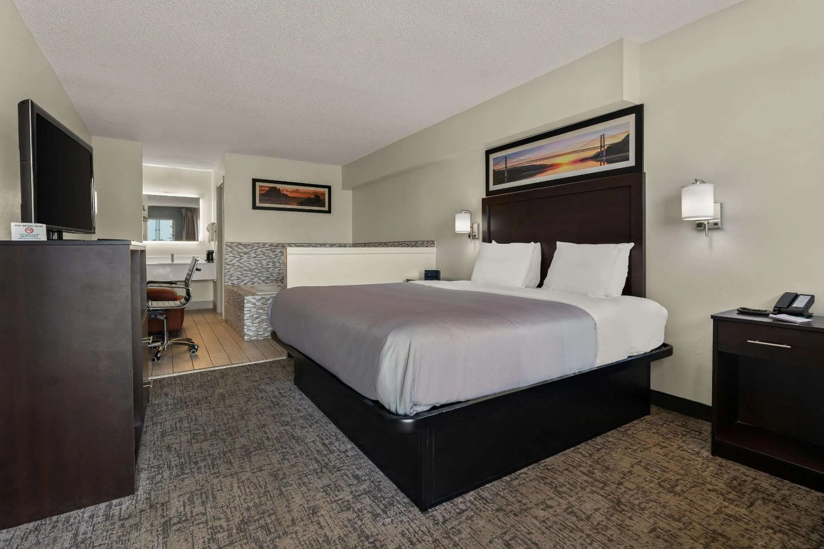 Bedroom, Bed in Quality Inn & Suites Dublin