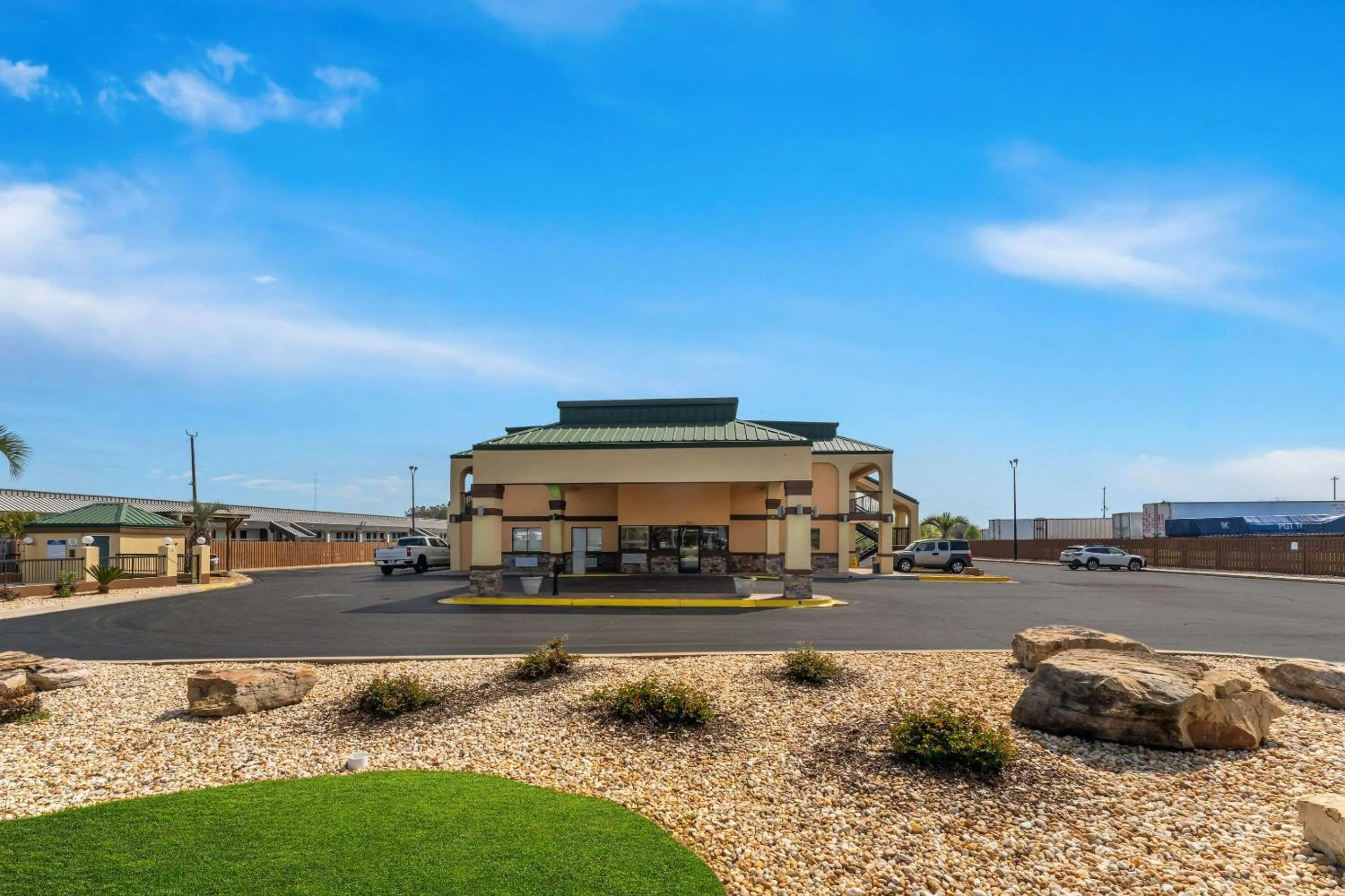 Property building in Quality Inn & Suites Dublin