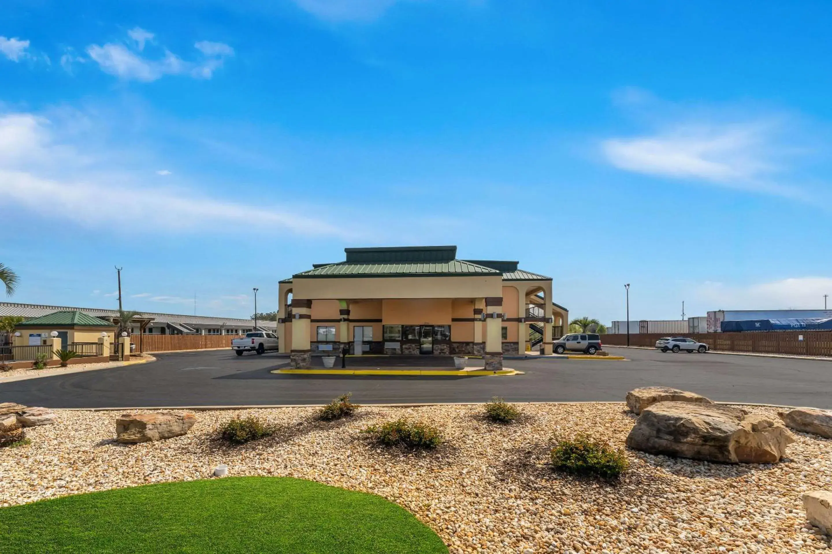 Property building in Quality Inn & Suites Dublin Property building in Quality Inn & Suites Dublin