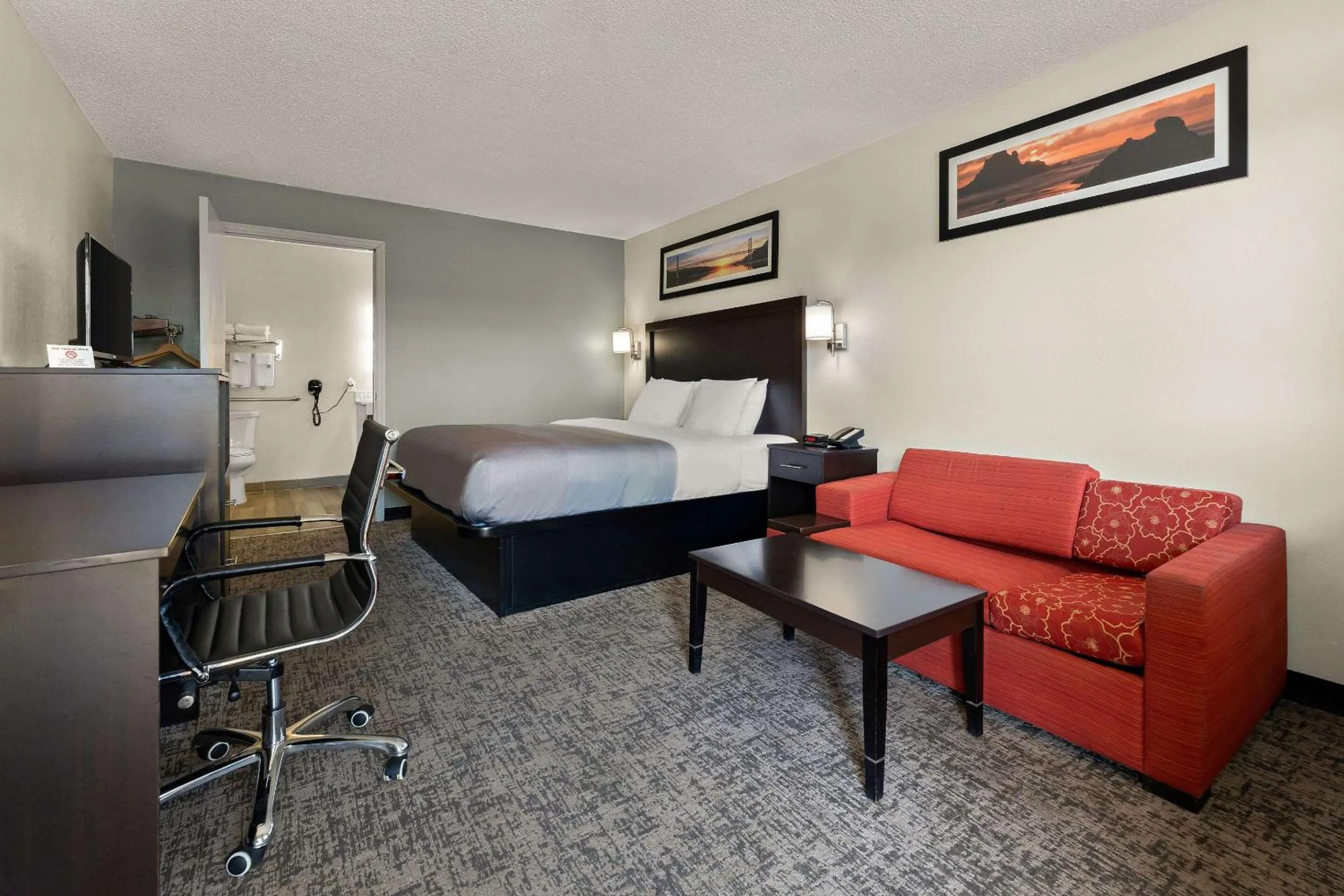 Bedroom, Bed in Quality Inn & Suites Dublin