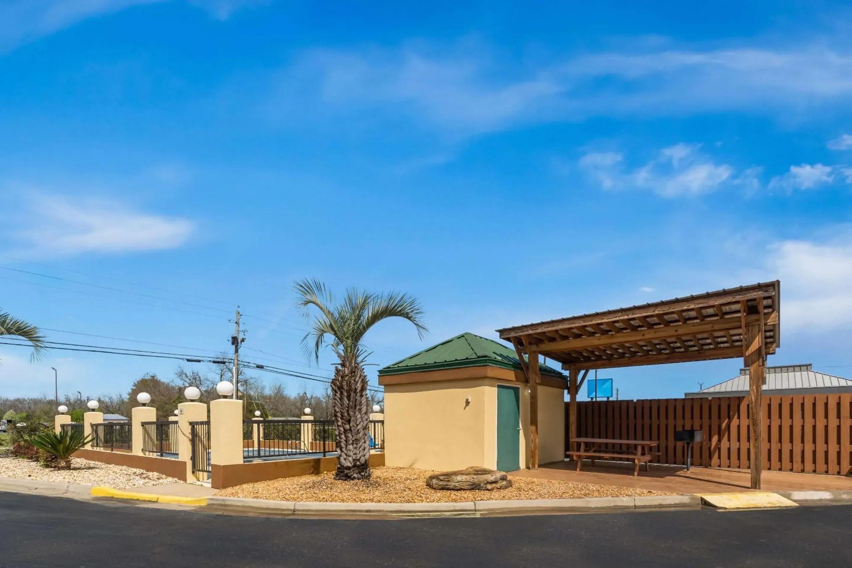 Property building in Quality Inn & Suites Dublin Property building in Quality Inn & Suites Dublin